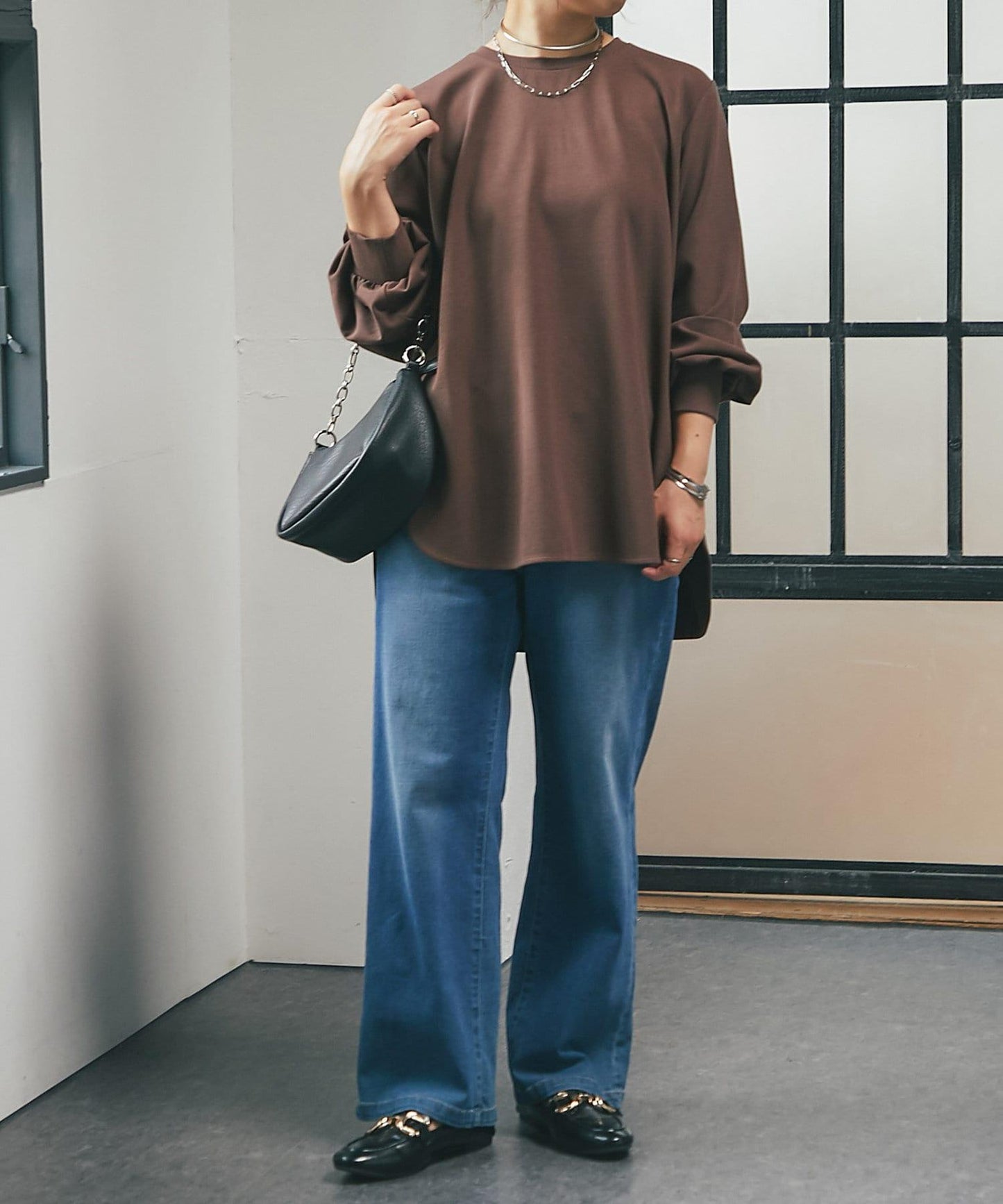 《前後高低差的下襬增添抽象感》圓弧下襬簡約長款套頭衫