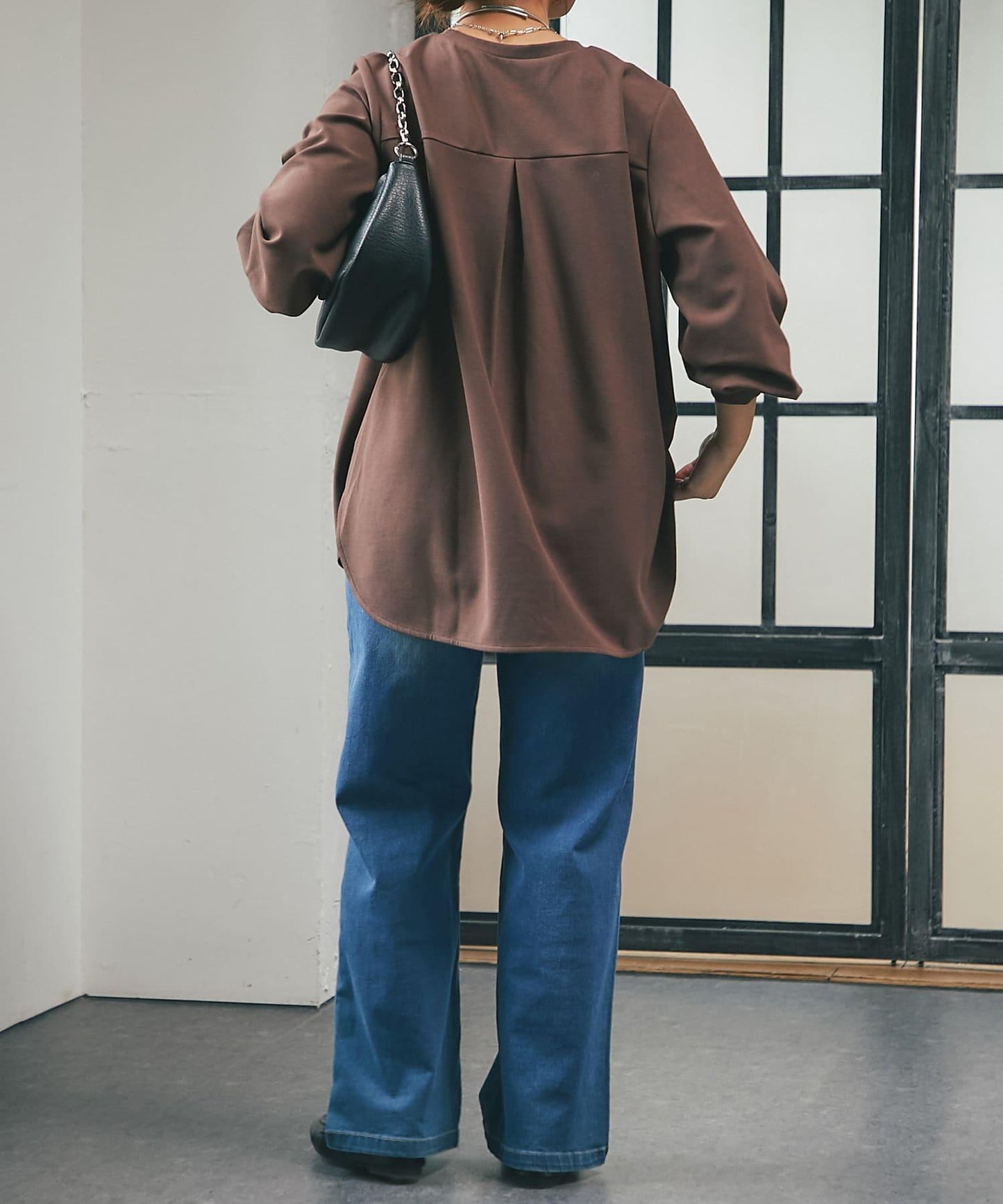 《前後高低差的下襬增添抽象感》圓弧下襬簡約長款套頭衫