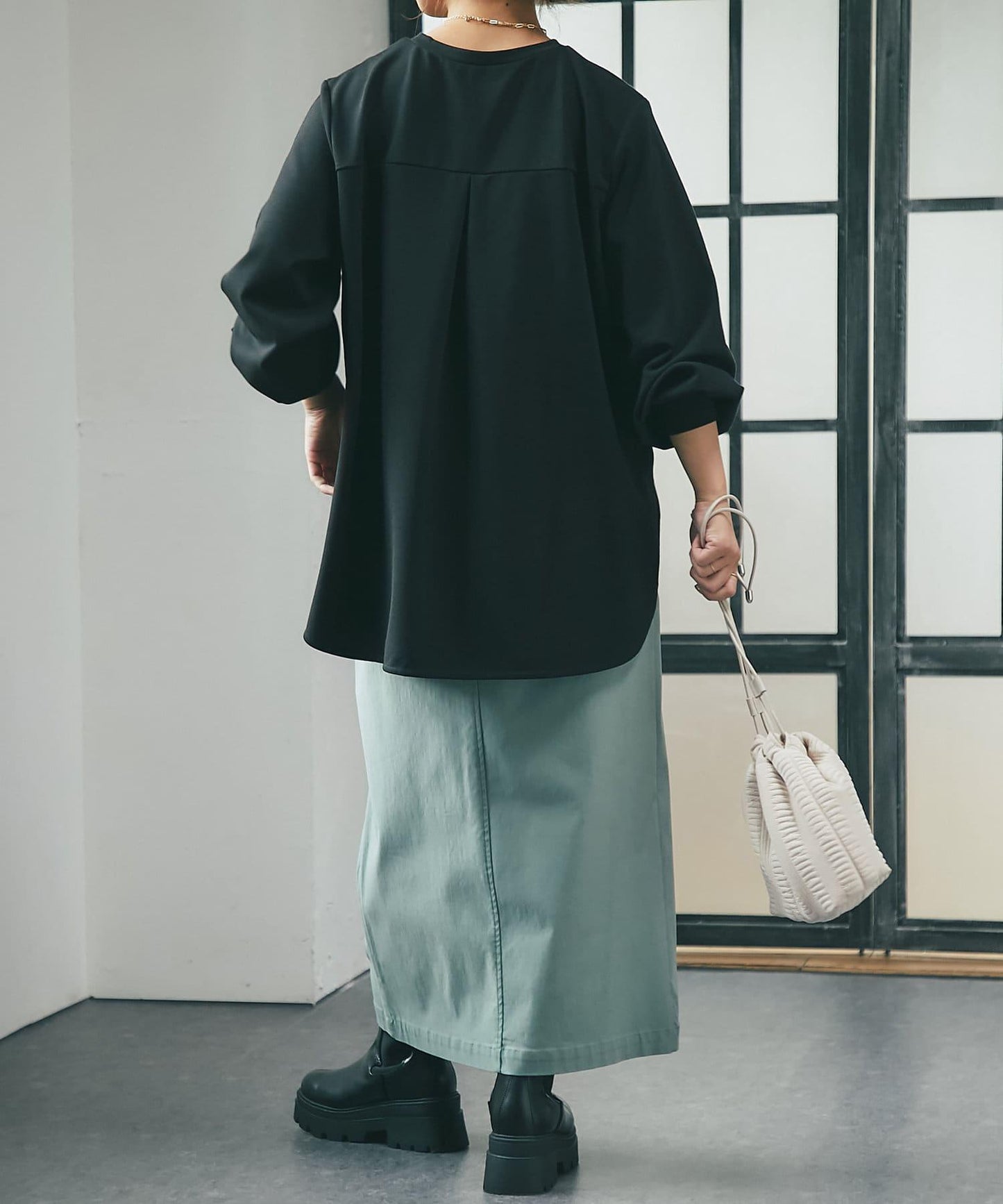 《前後高低差的下襬增添抽象感》圓弧下襬簡約長款套頭衫