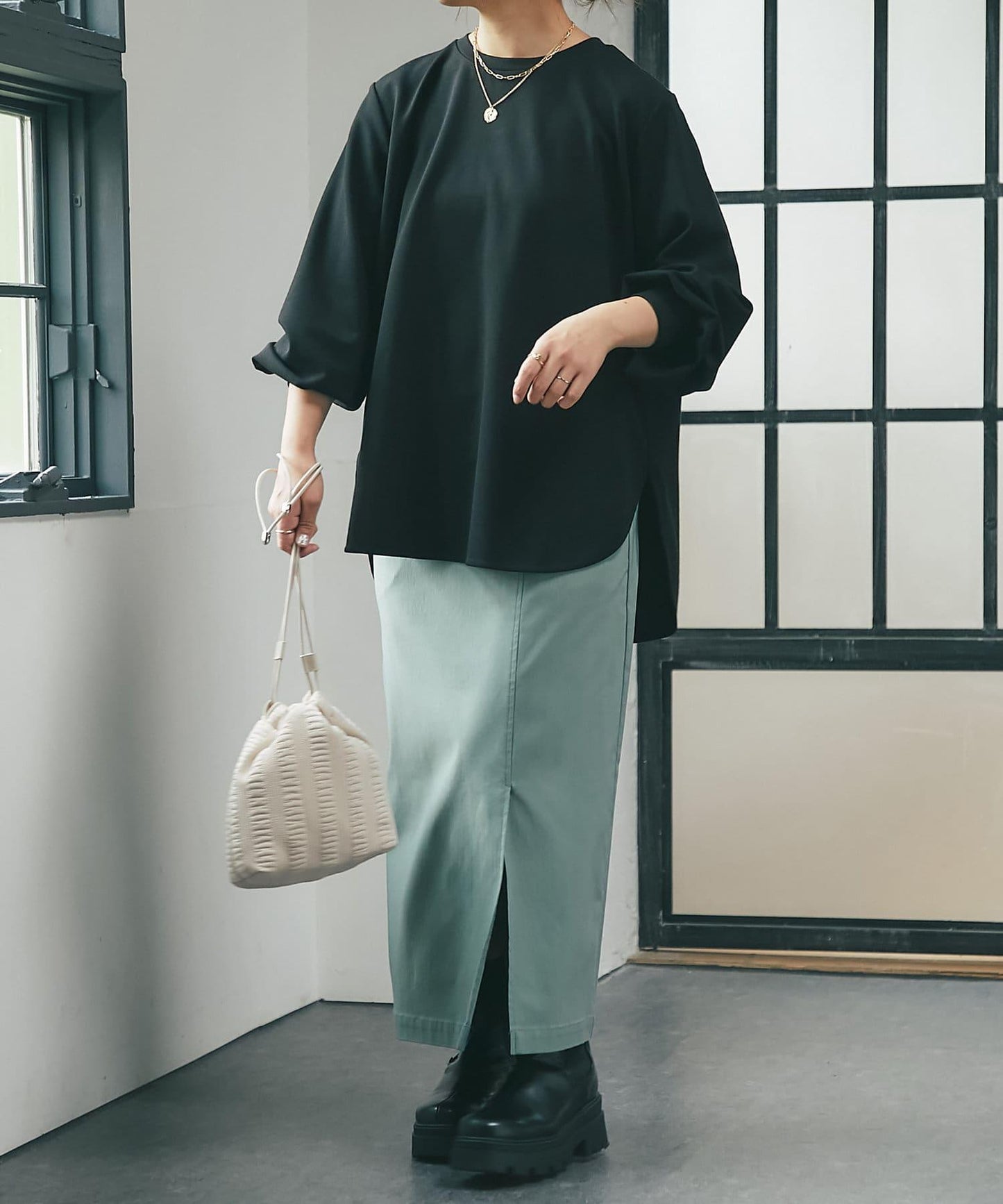 《前後高低差的下襬增添抽象感》圓弧下襬簡約長款套頭衫
