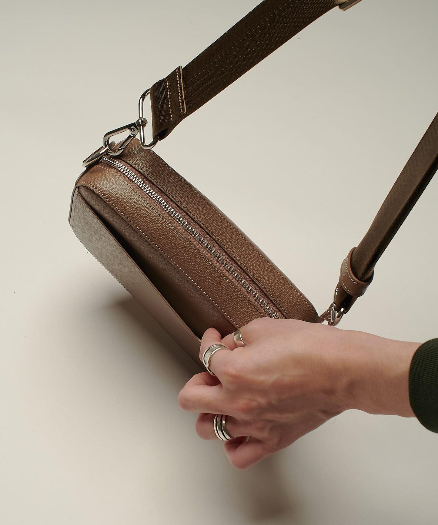 分層皮革寬口袋