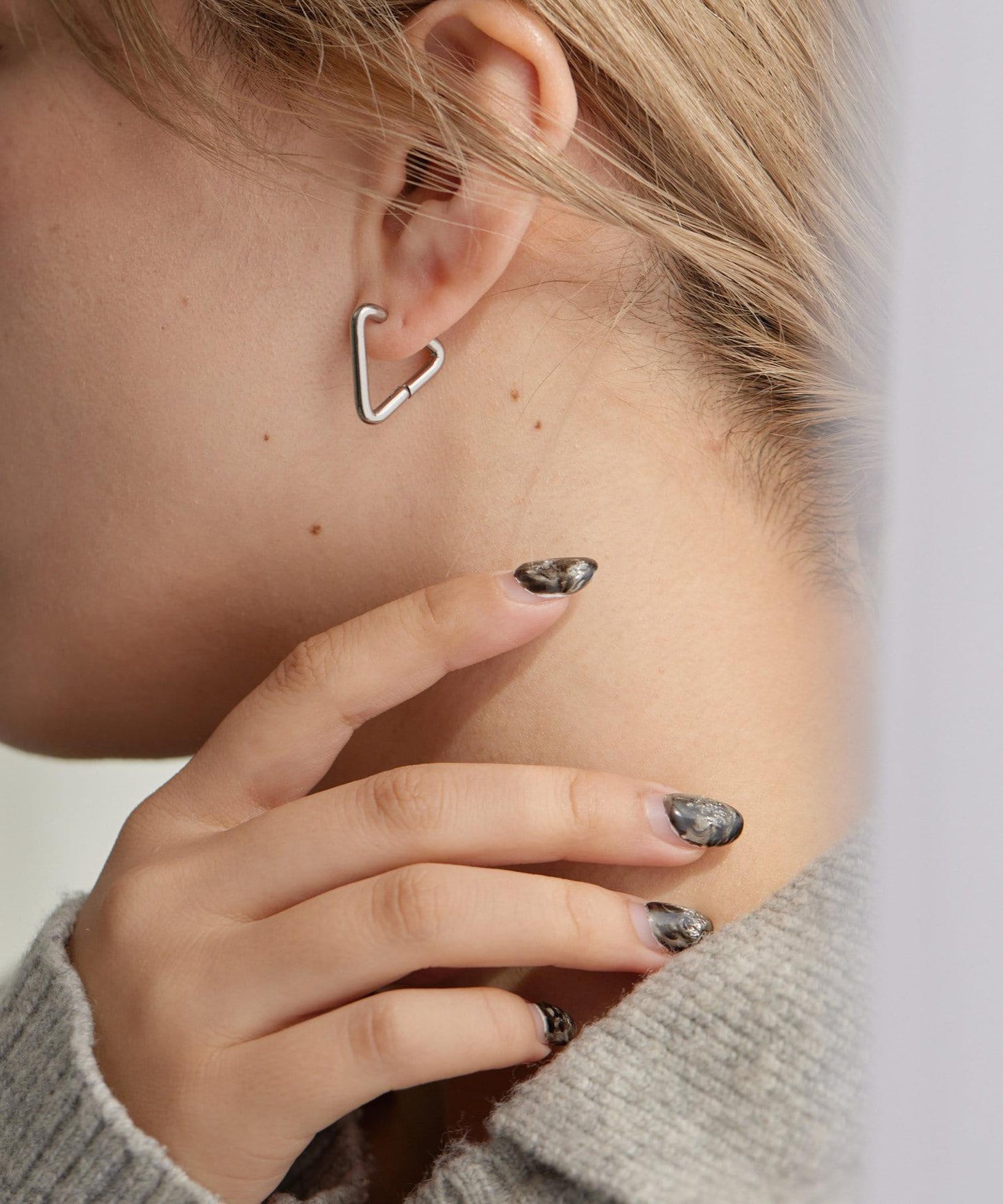 《無耳鉤設計/金屬過敏適用/不鏽鋼》三角形耳釘