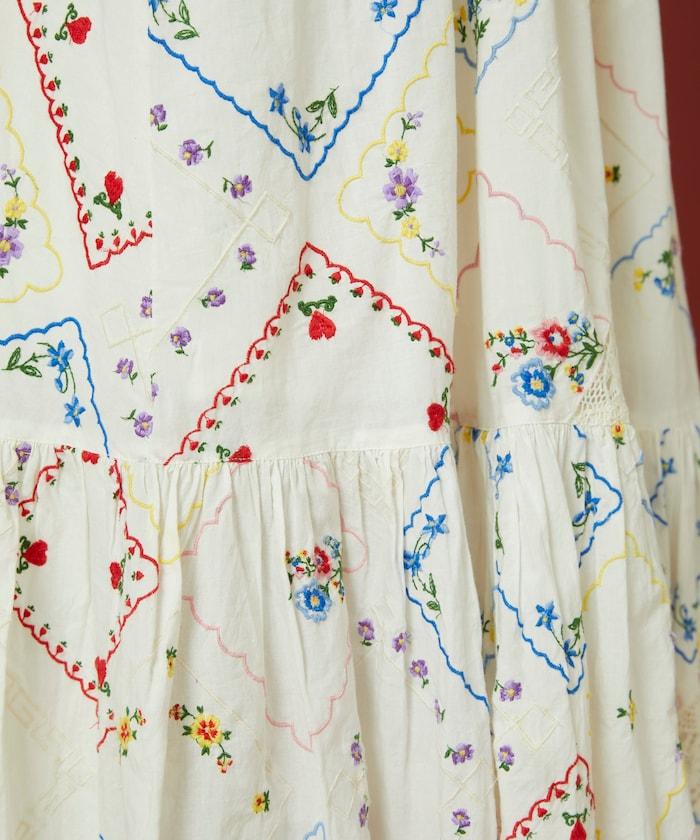 花朵刺繡吊帶連衣裙