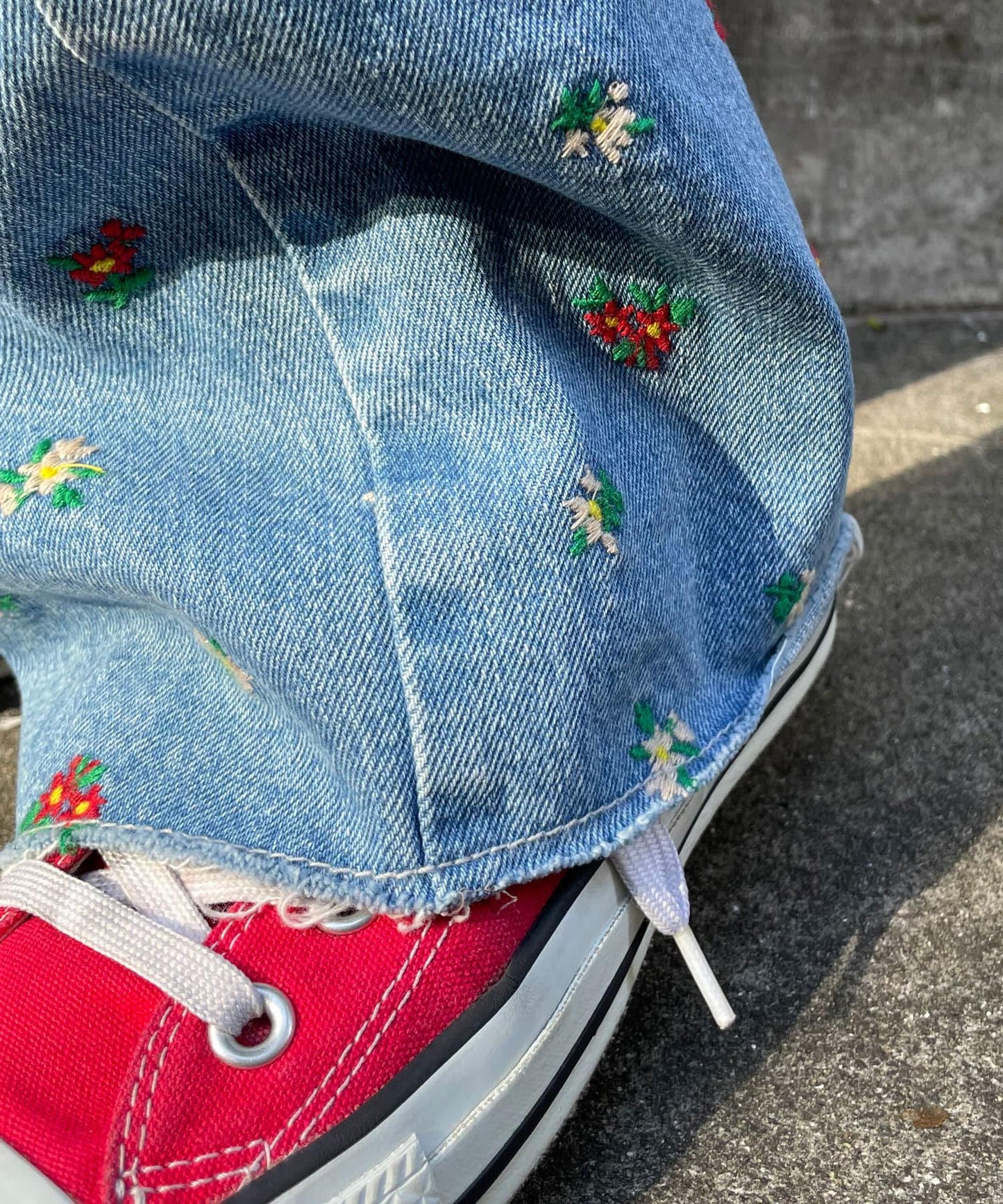 【HELLO.SANFRANCISCO/哈羅舊金山】花朵刺繡牛仔褲