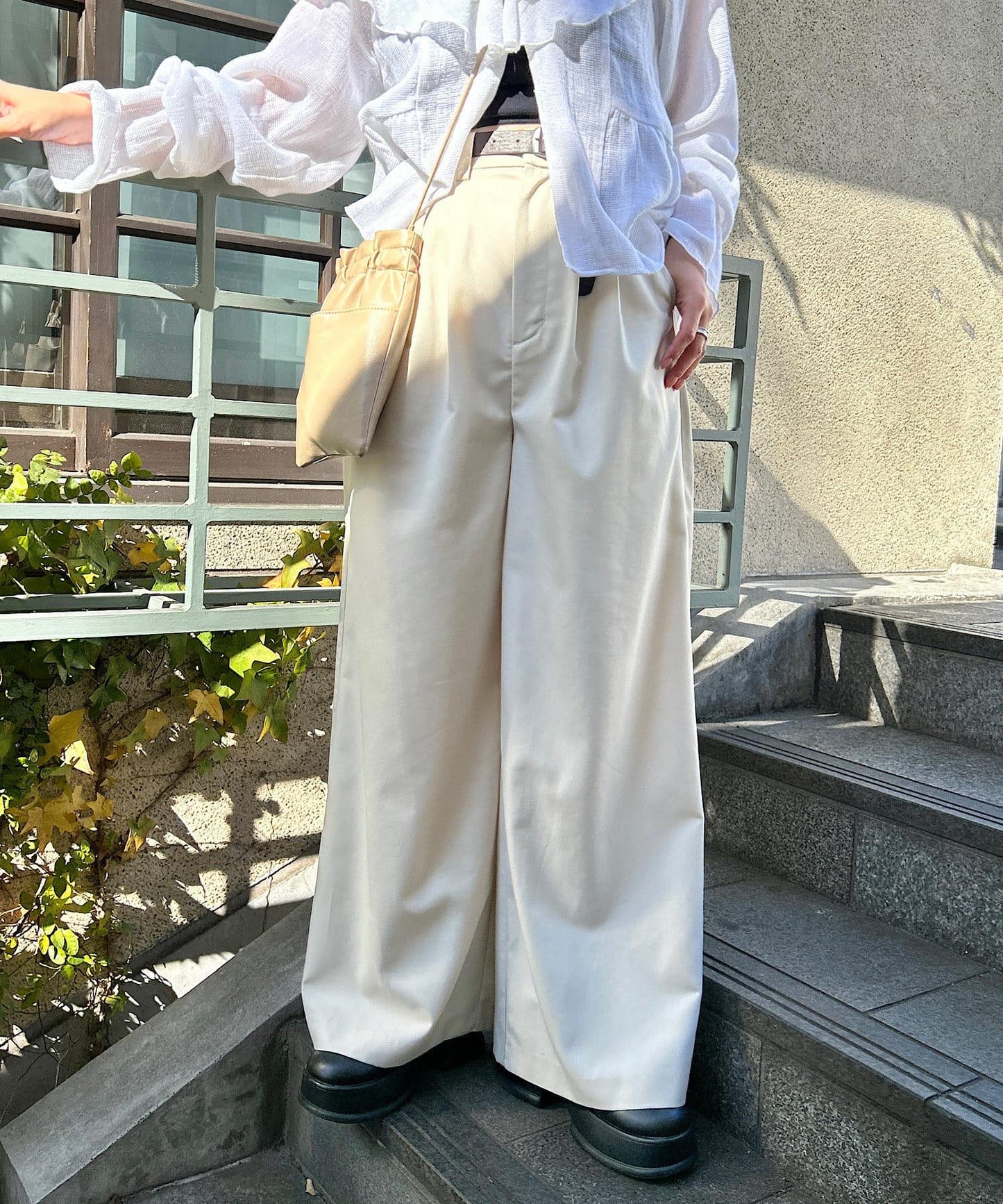 帶腰帶的西褲褲子