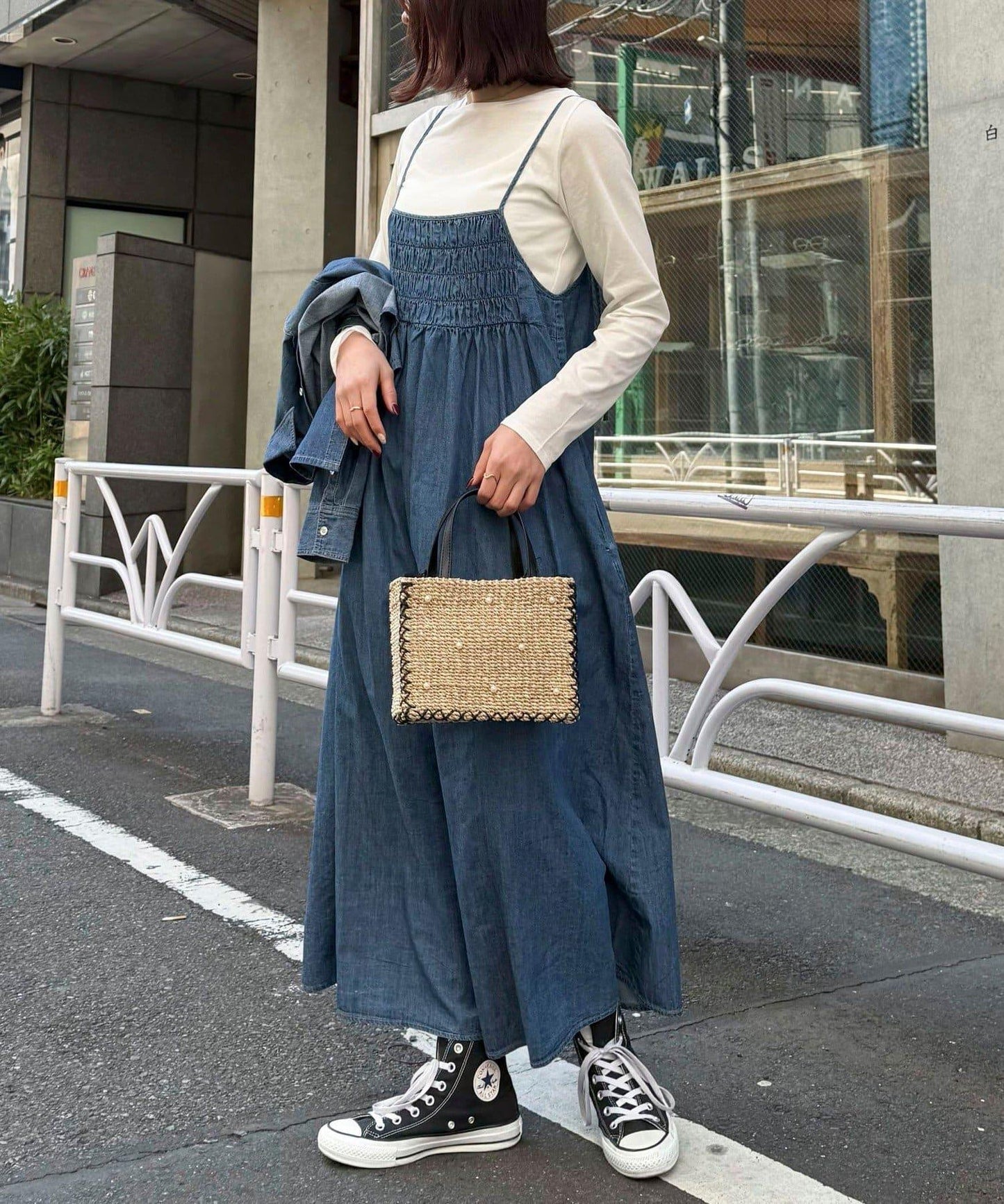 淺色牛仔綁帶吊帶連衣裙