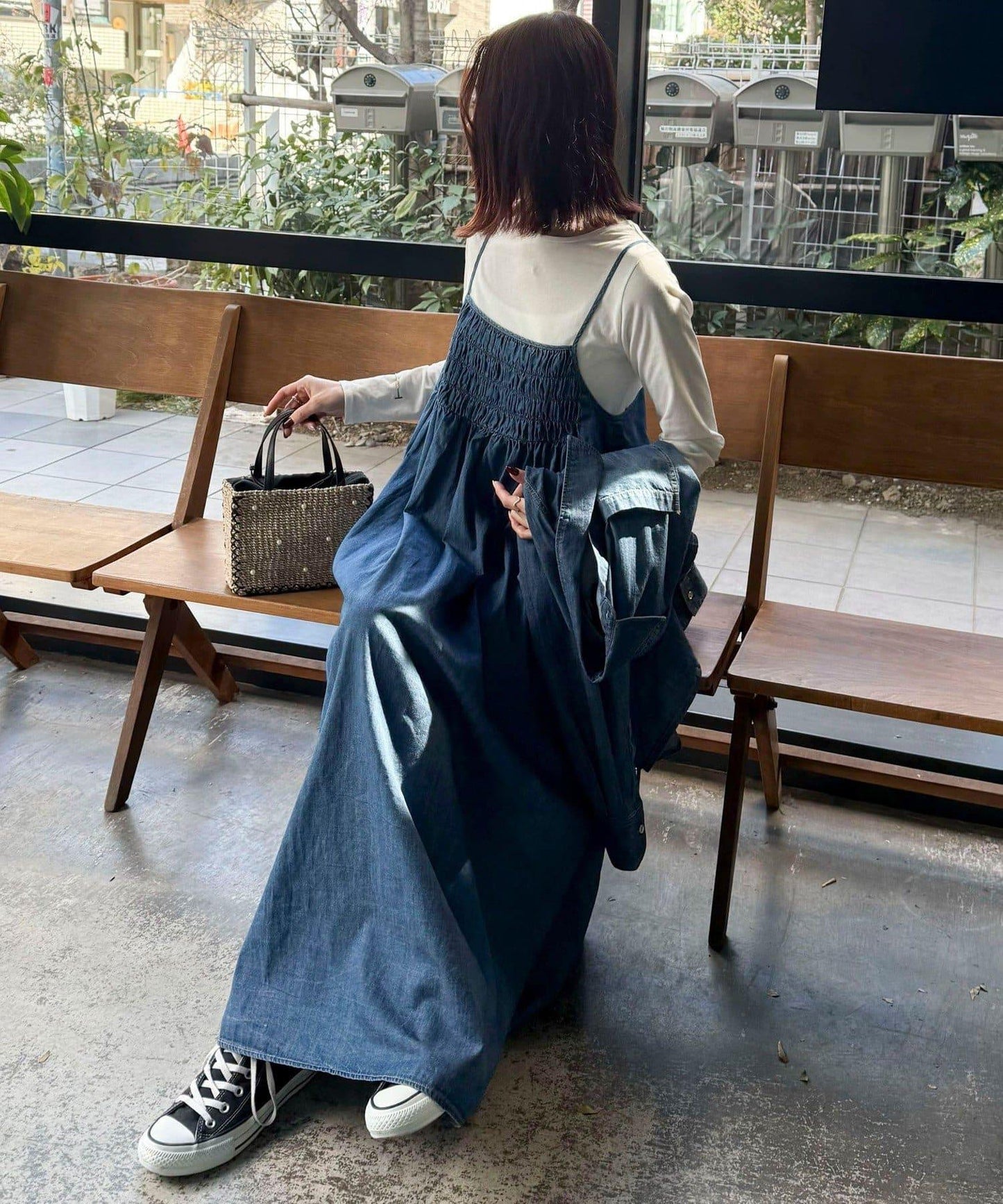 淺色牛仔綁帶吊帶連衣裙