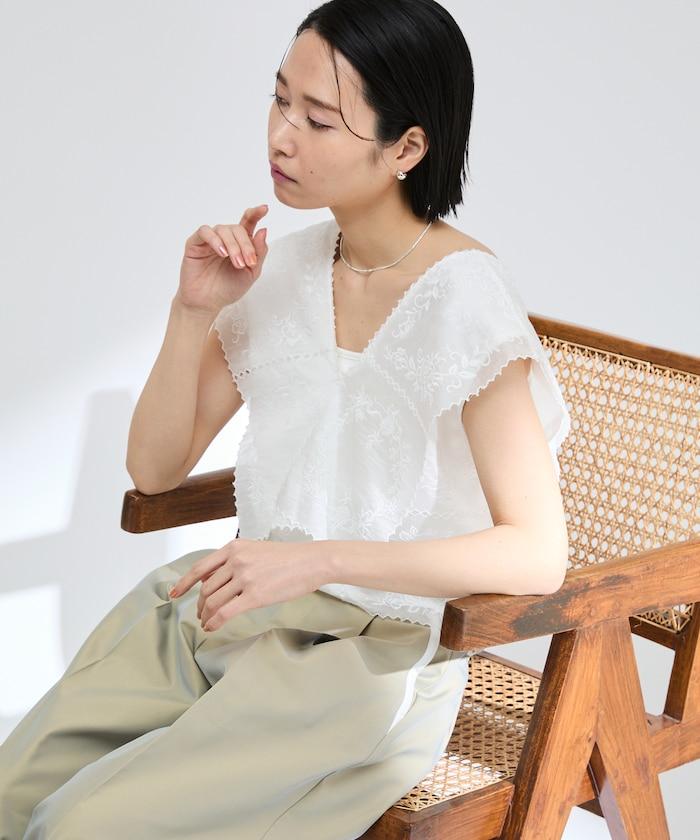 方形刺繡V領襯衫