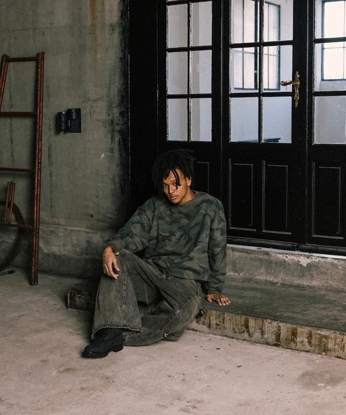 雙腰部破洞寬鬆弧形牛仔褲
