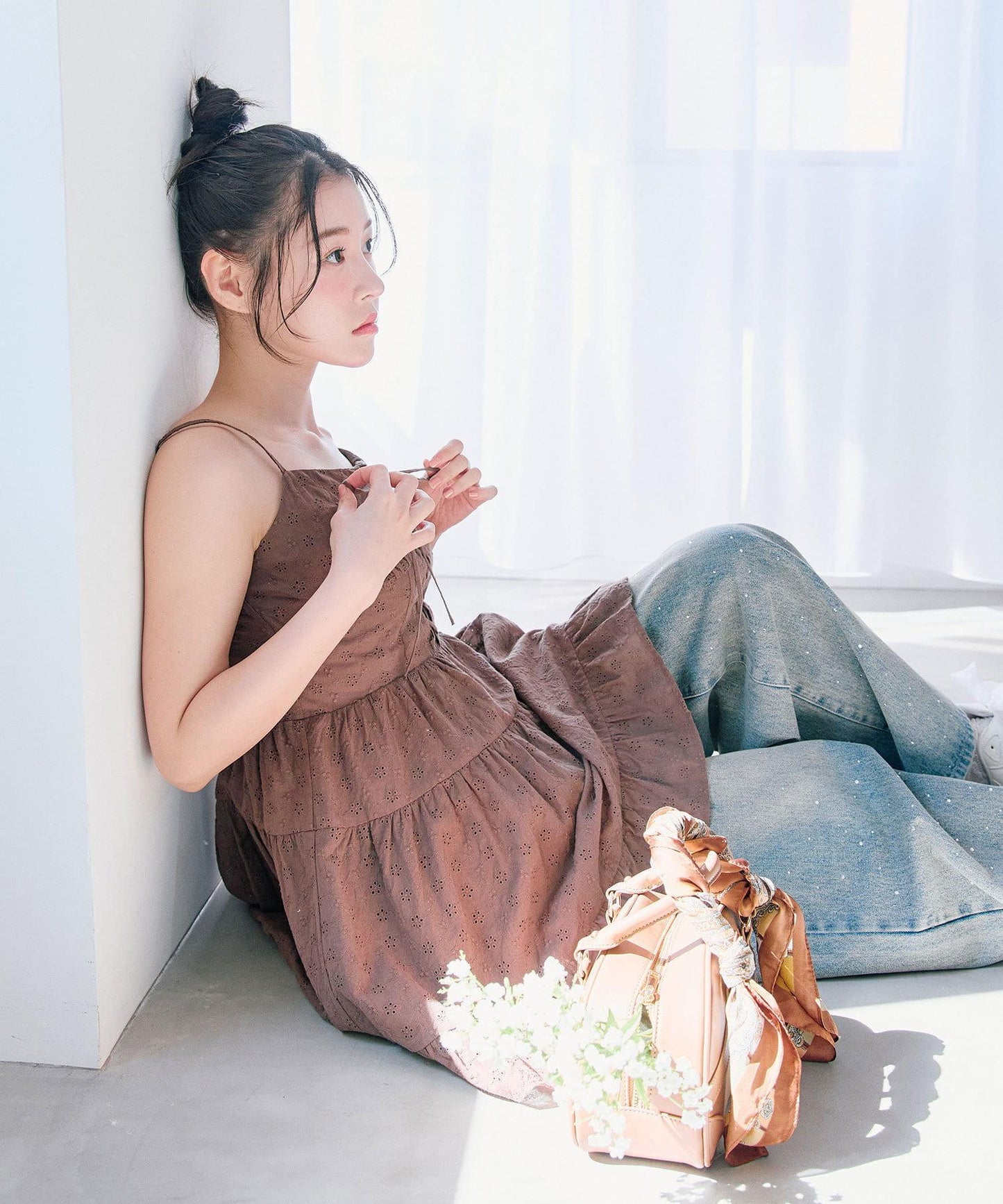 蕾絲綁帶迷你吊帶連衣裙