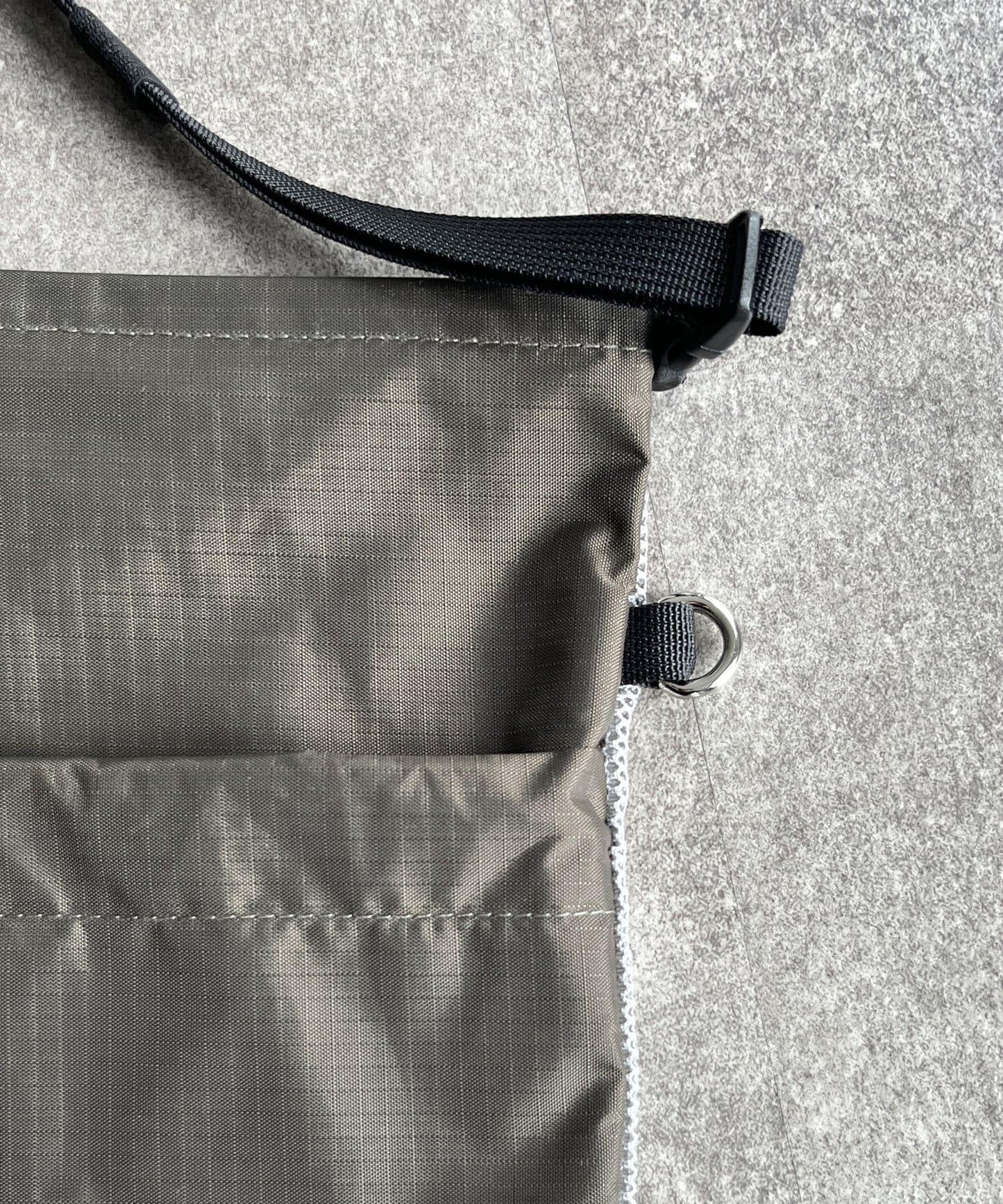 2向拉鍊尼龍網眼肩揹包