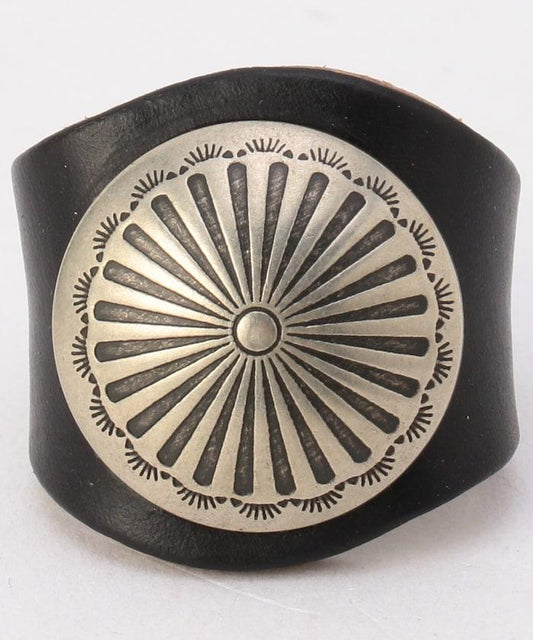 帶飾釘的皮革戒指