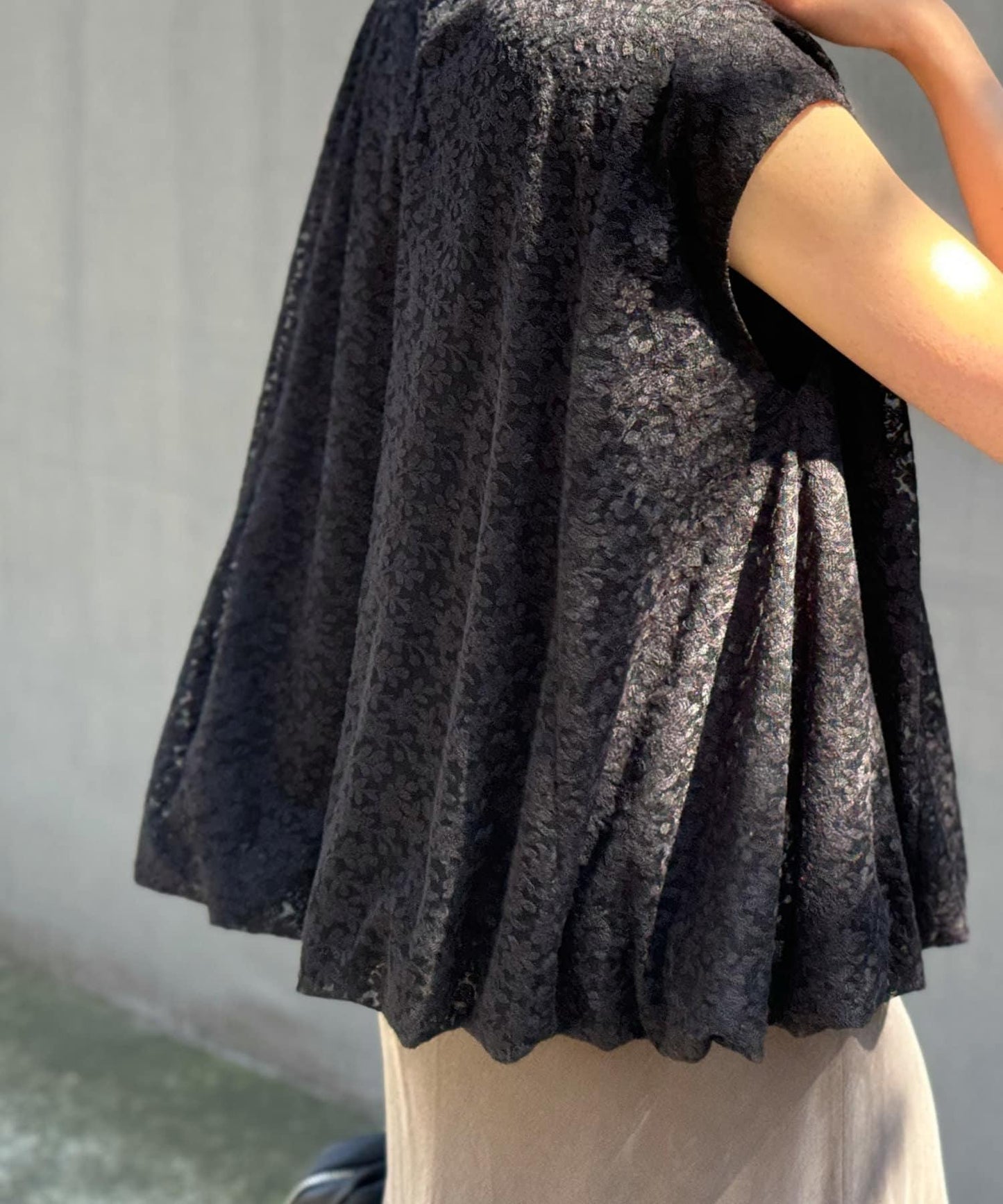 小花刺繡氣球袖上衣