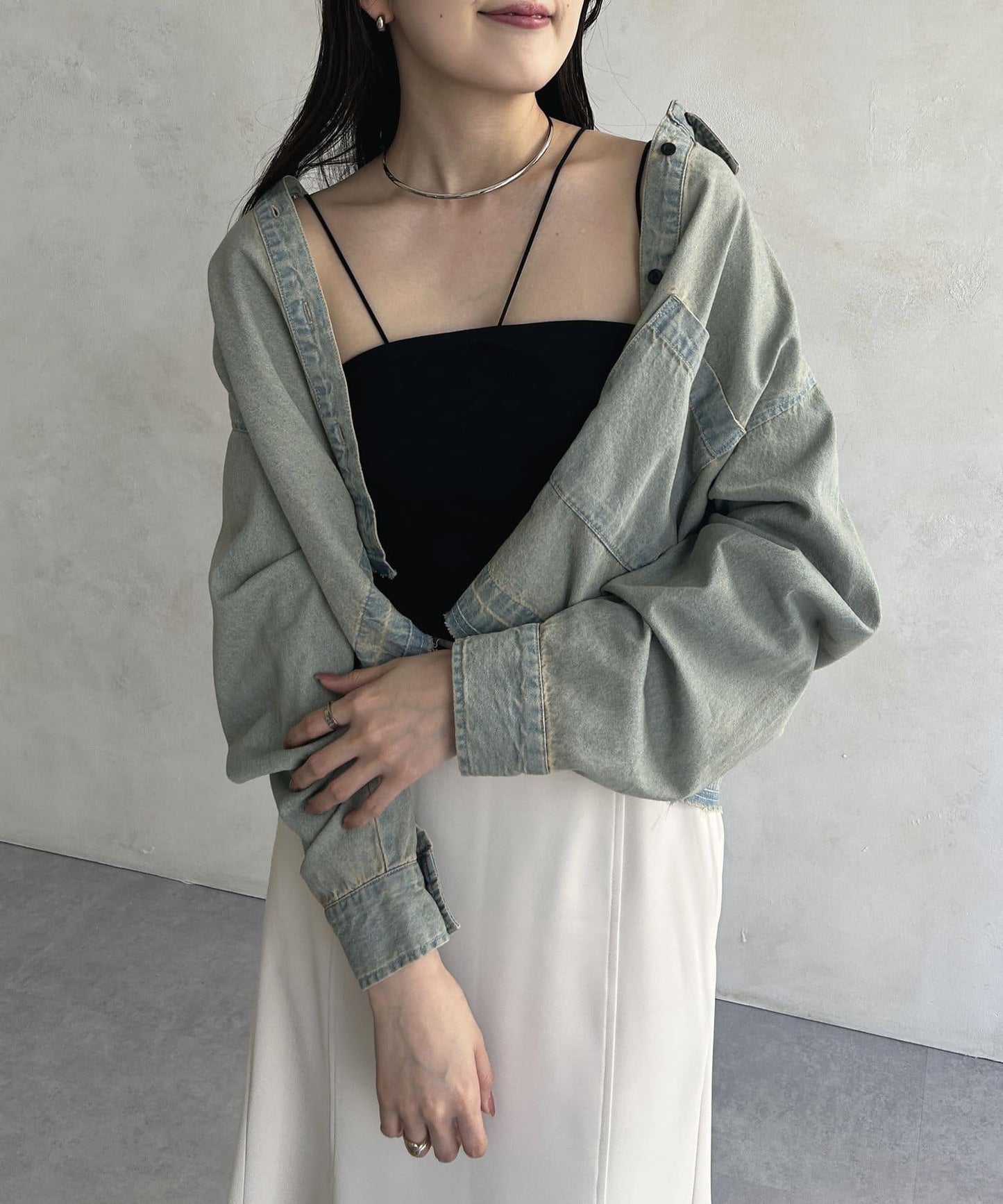 不對稱肩帶帶杯吊帶衫