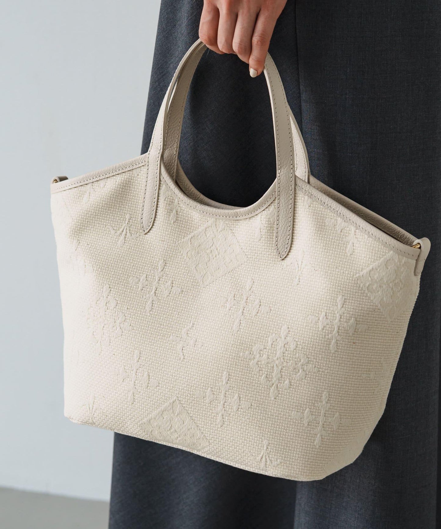 【人氣素材今年再次登場】刺繡迷你手提袋