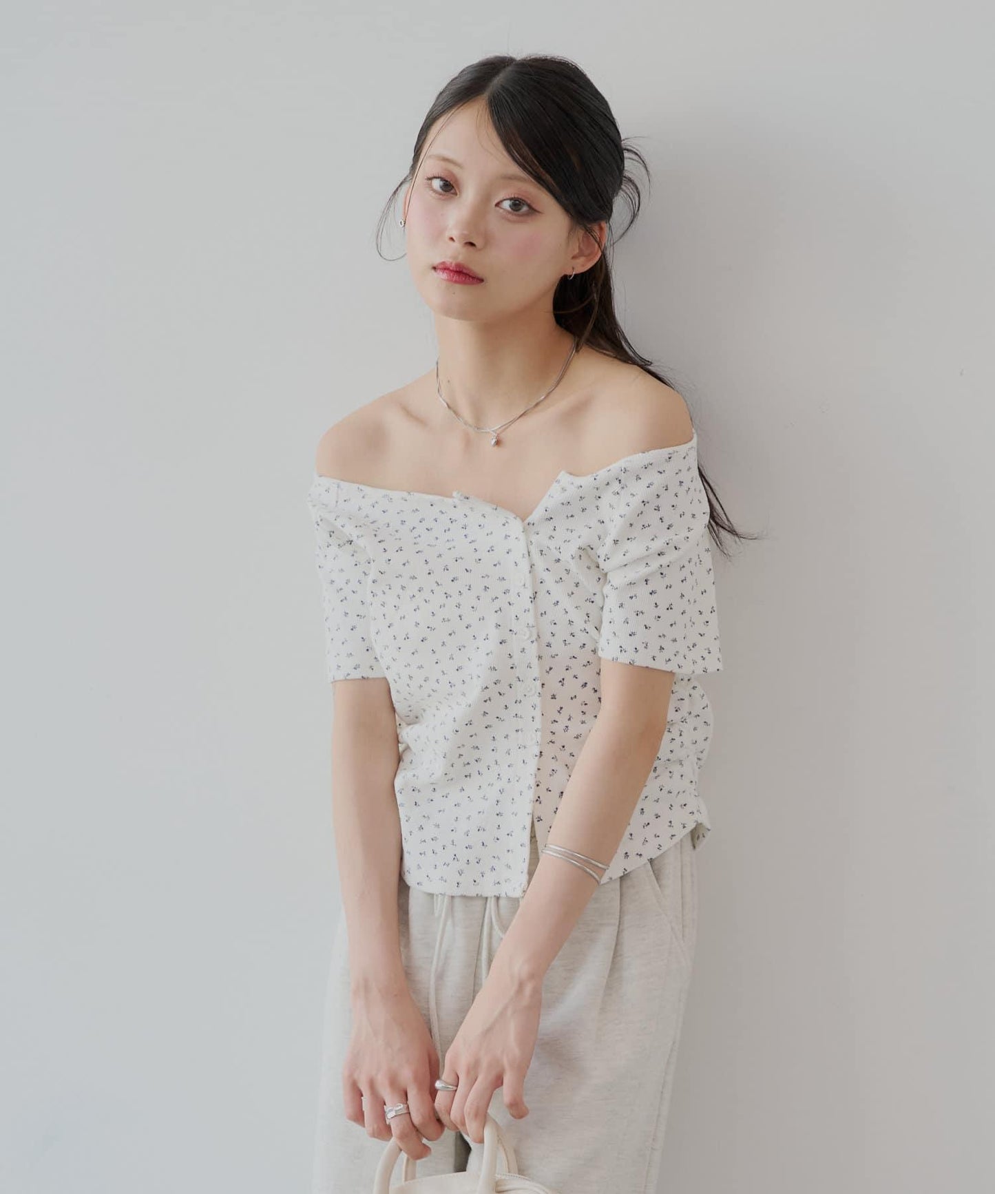不對稱肩膀蝴蝶結小花圖案提花露肩T-shirt