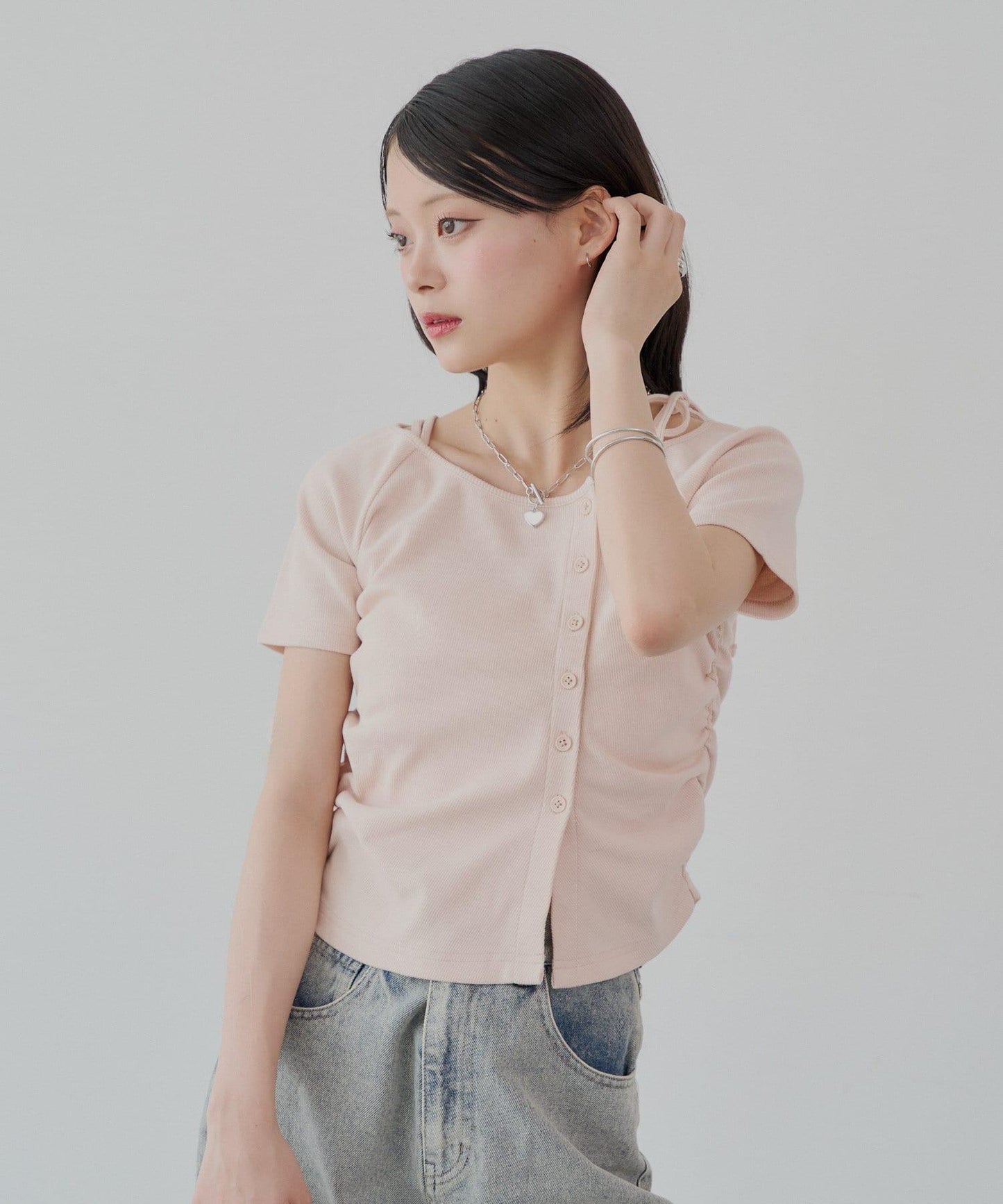 不對稱肩膀蝴蝶結小花圖案提花露肩T-shirt