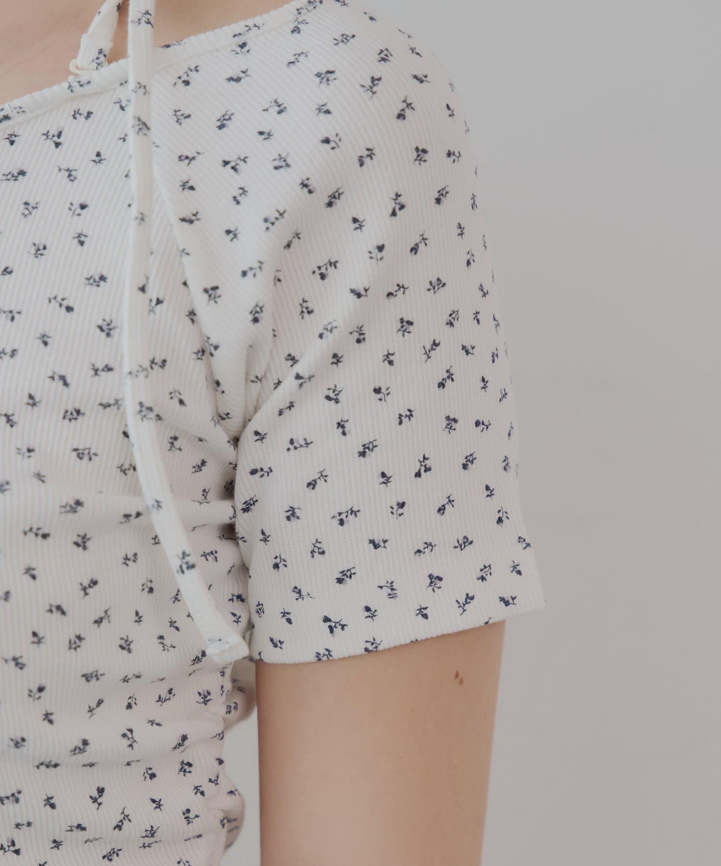 不對稱肩膀蝴蝶結小花圖案提花露肩T-shirt