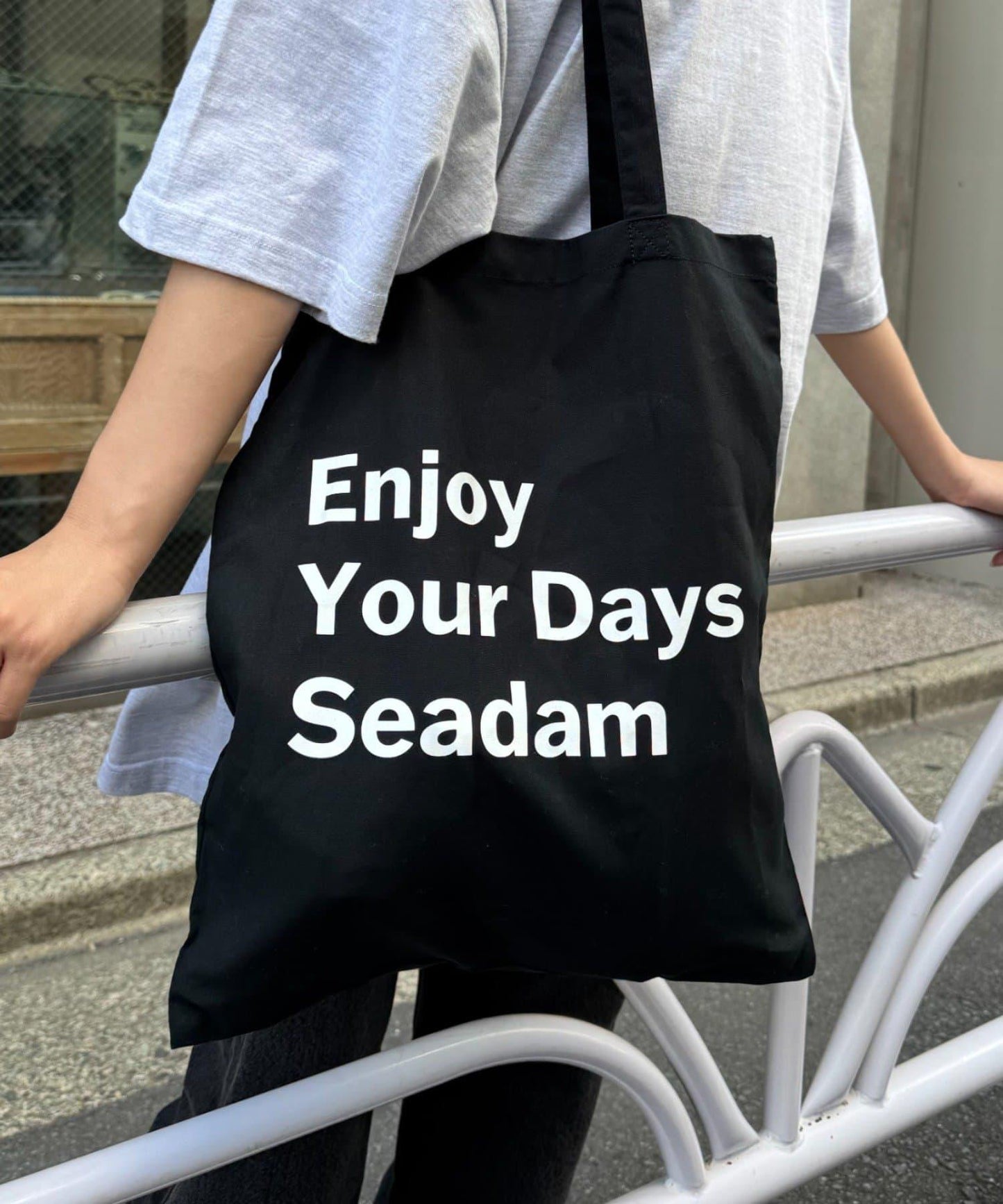 【SEADAM】〈男女通用〉信息印花手提包