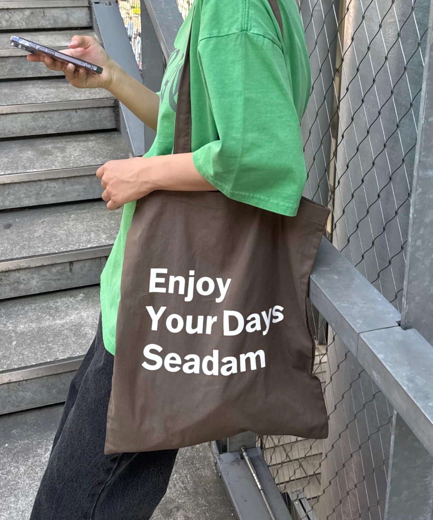 【SEADAM】〈男女通用〉信息印花手提包