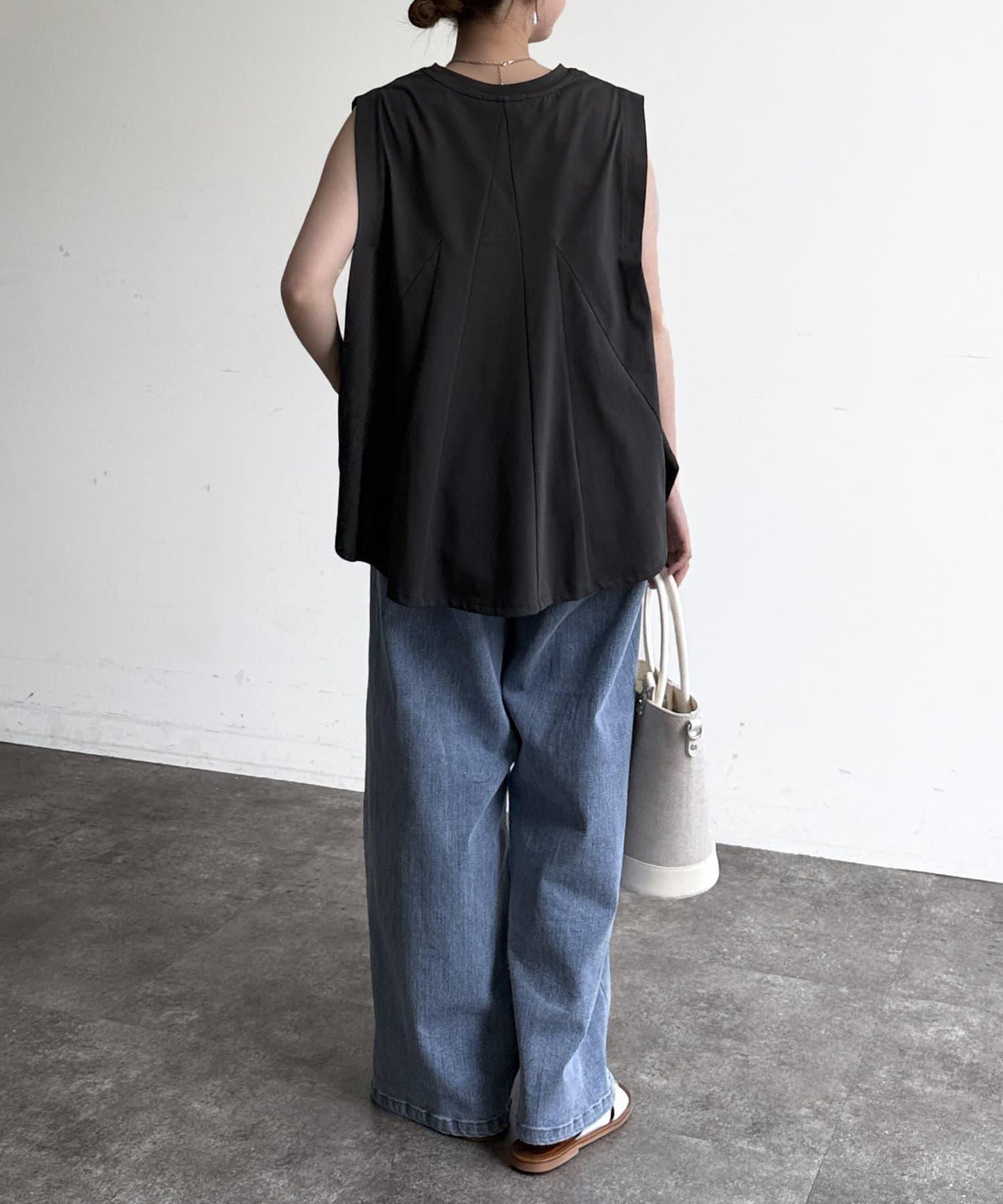 後背開叉無袖上衣