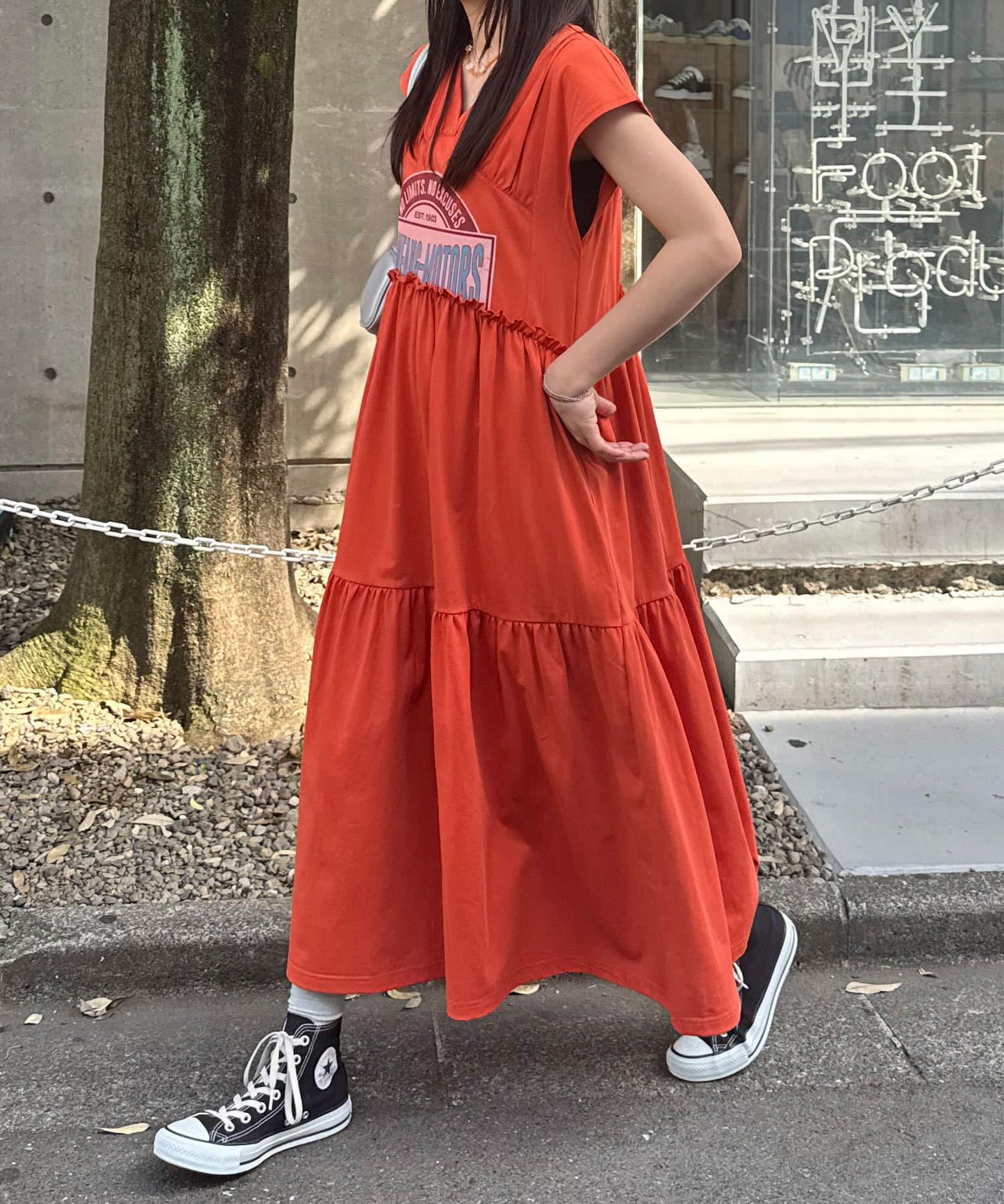 剪裁logo荷葉邊長款連衣裙