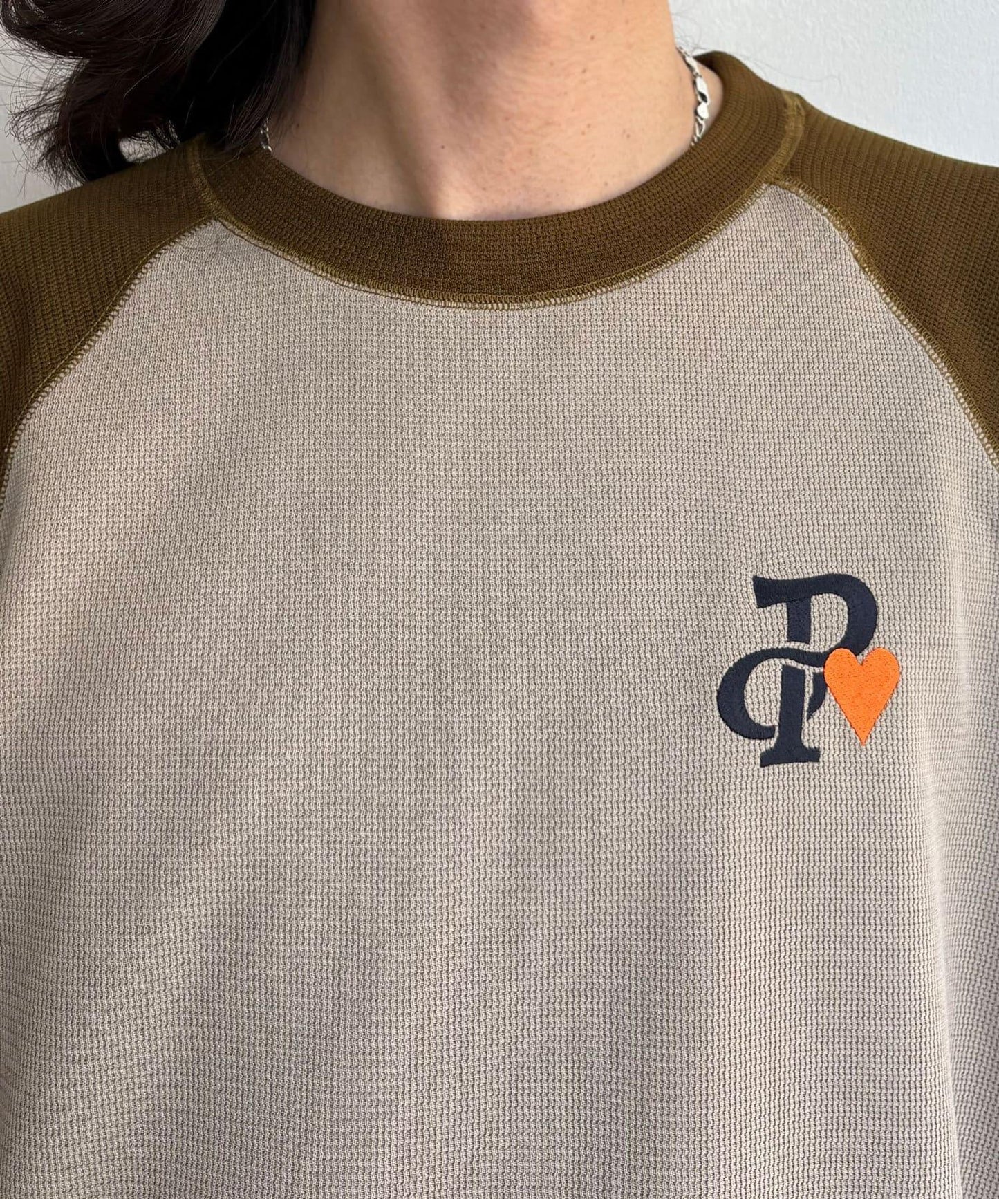 一點刺繡拉鍊拉桿圓領保暖短袖T恤