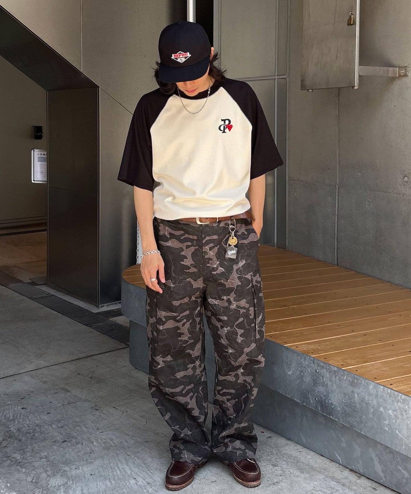 一點刺繡拉鍊拉桿圓領保暖短袖T恤