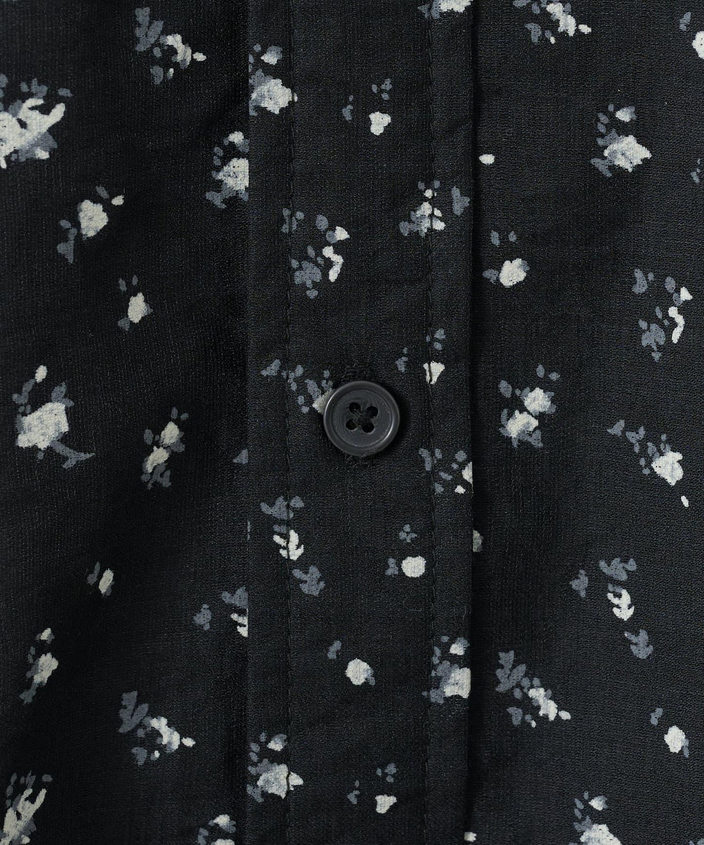 淺色牛仔褲/花紋襯衫