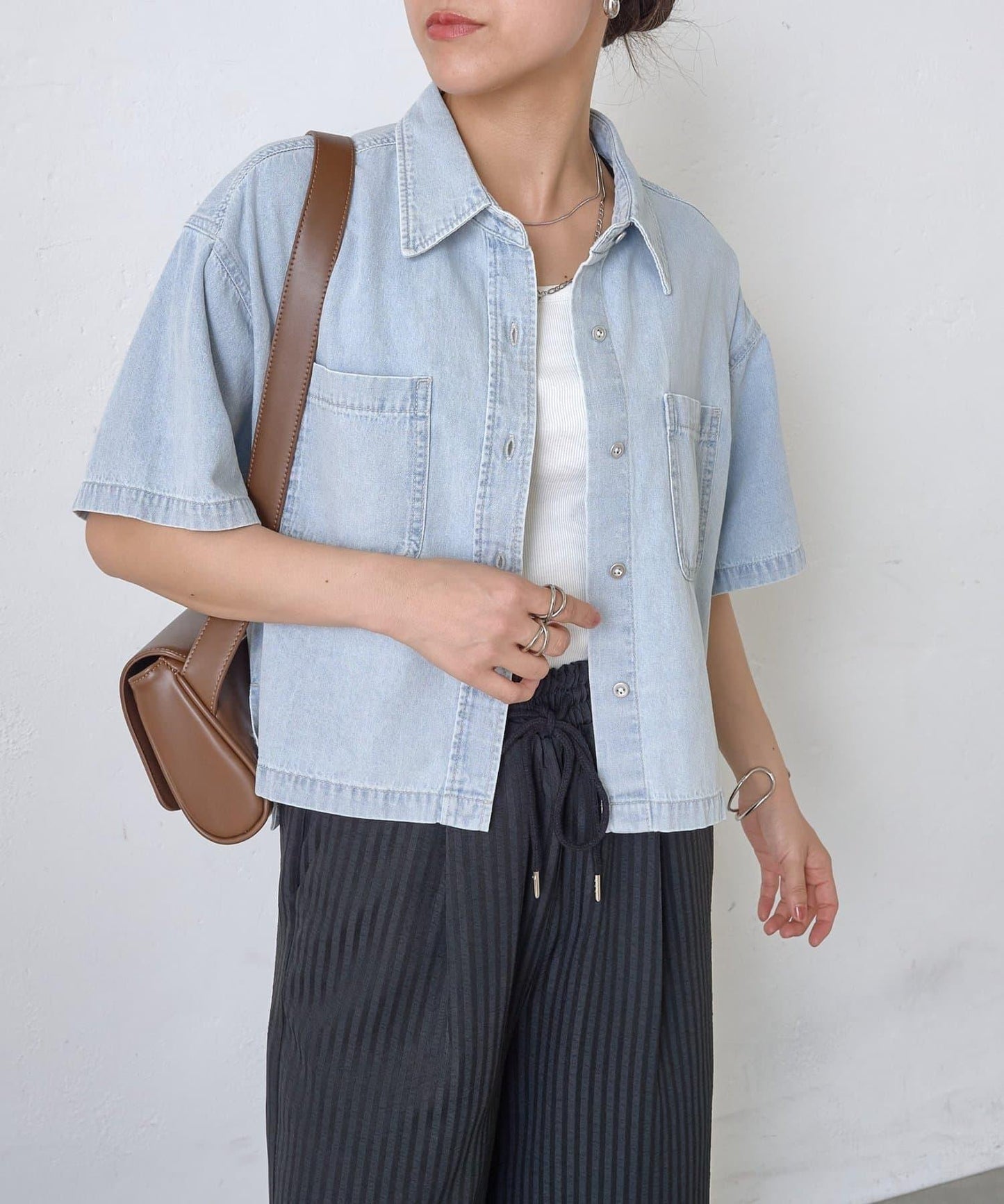 淺色牛仔短袖襯衫