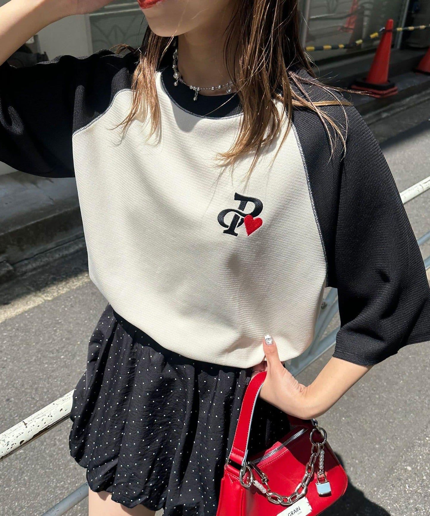 一點刺繡拉鍊拉桿圓領保暖短袖T恤