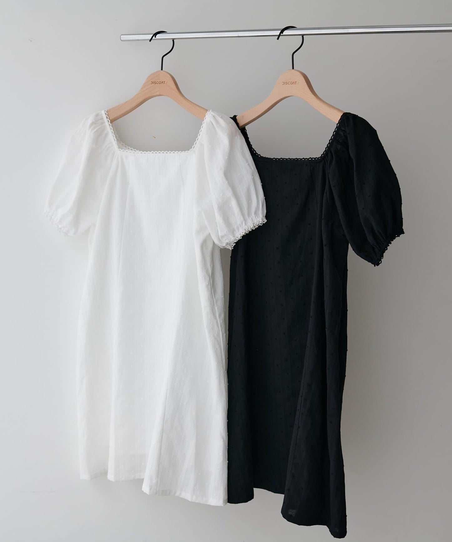 Discoat umm. 多比織點短袖迷你連衣裙