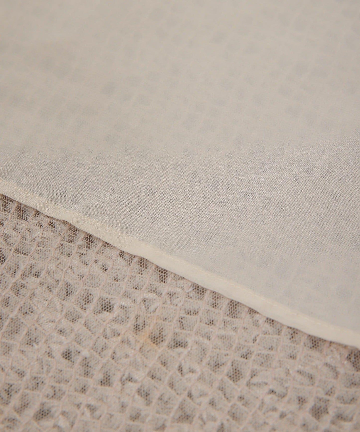 羽毛般刺繡蕾絲薄紗上衣