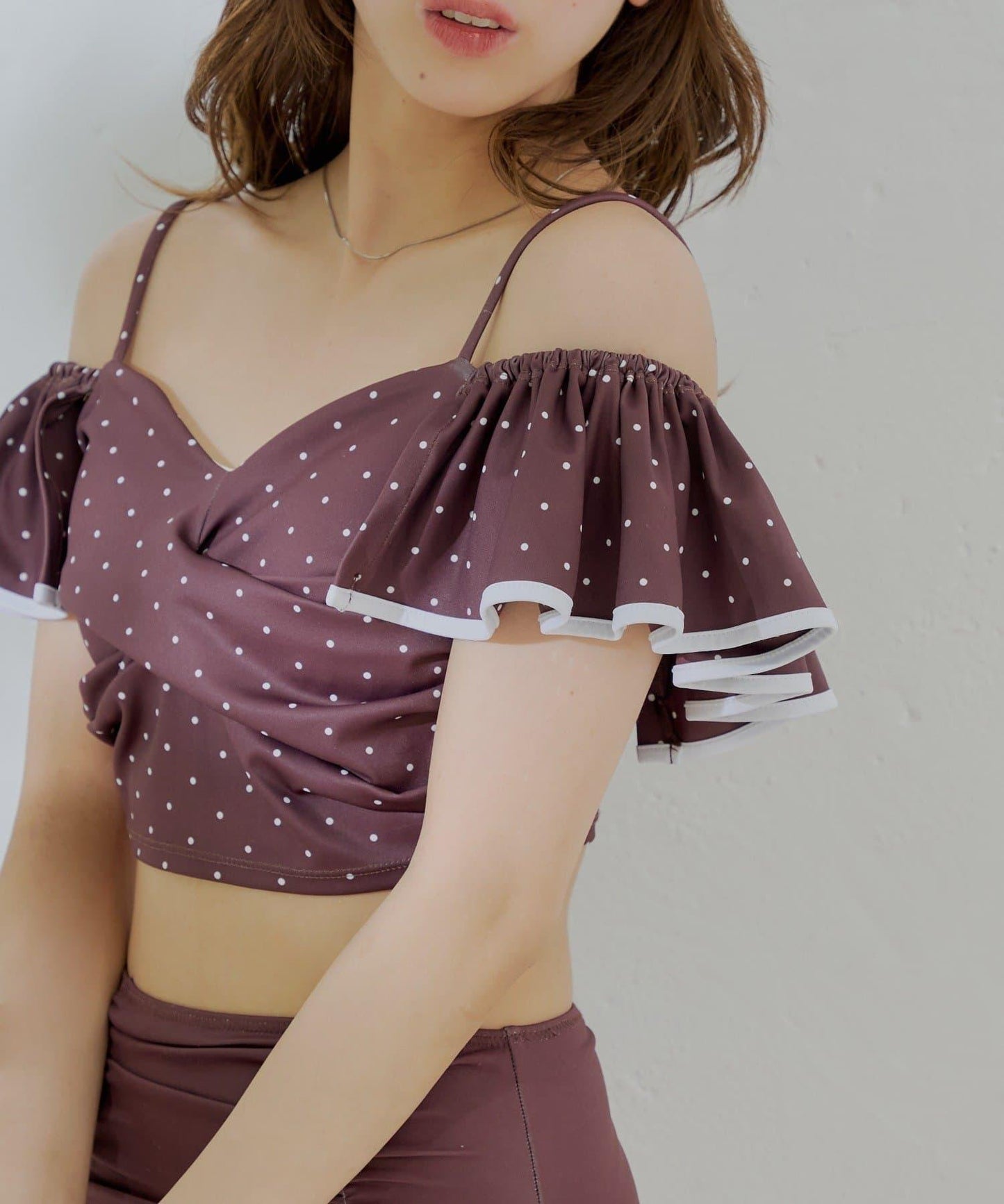 袖部撞色露肩上衣