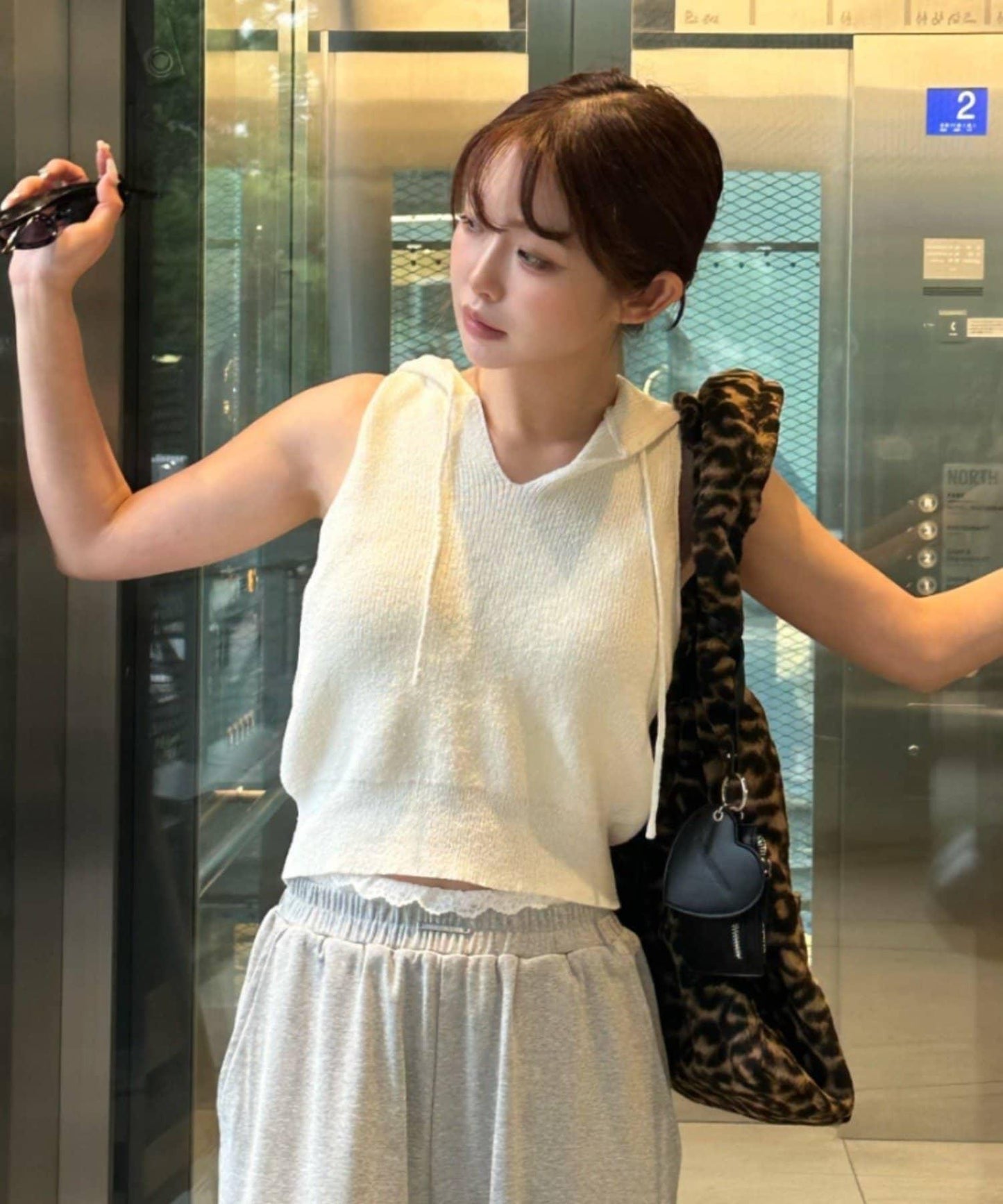 斯基普阿美斯利胸部刺繡連帽針織衫
