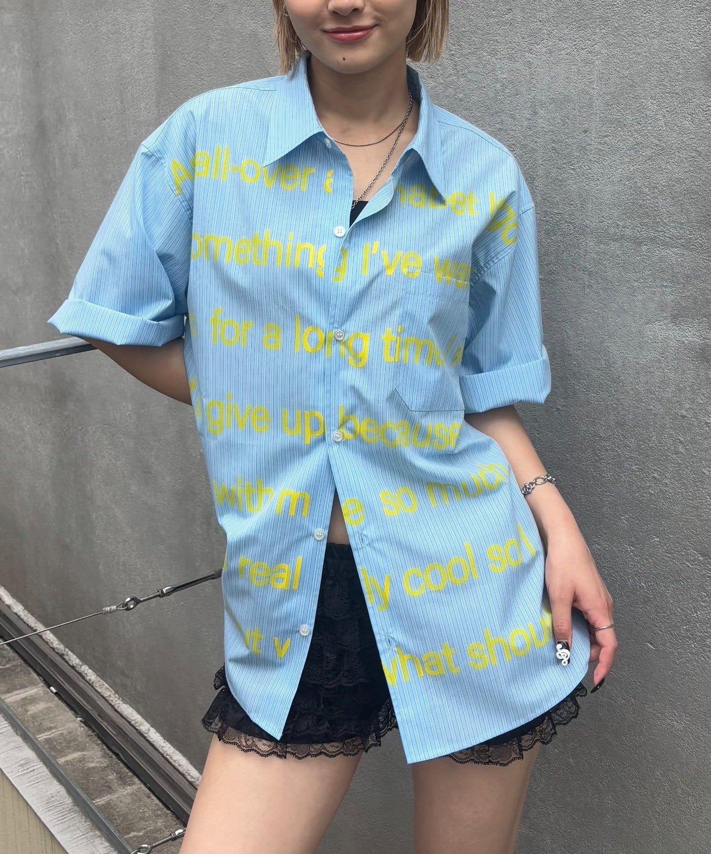 /【酸奶油/酸奶油】信息印花短袖襯衫
