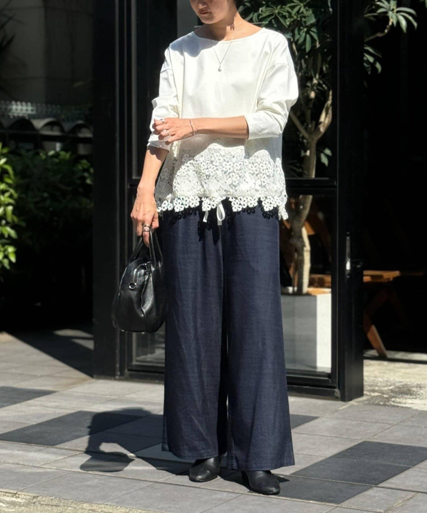 下襬蕾絲修身T恤