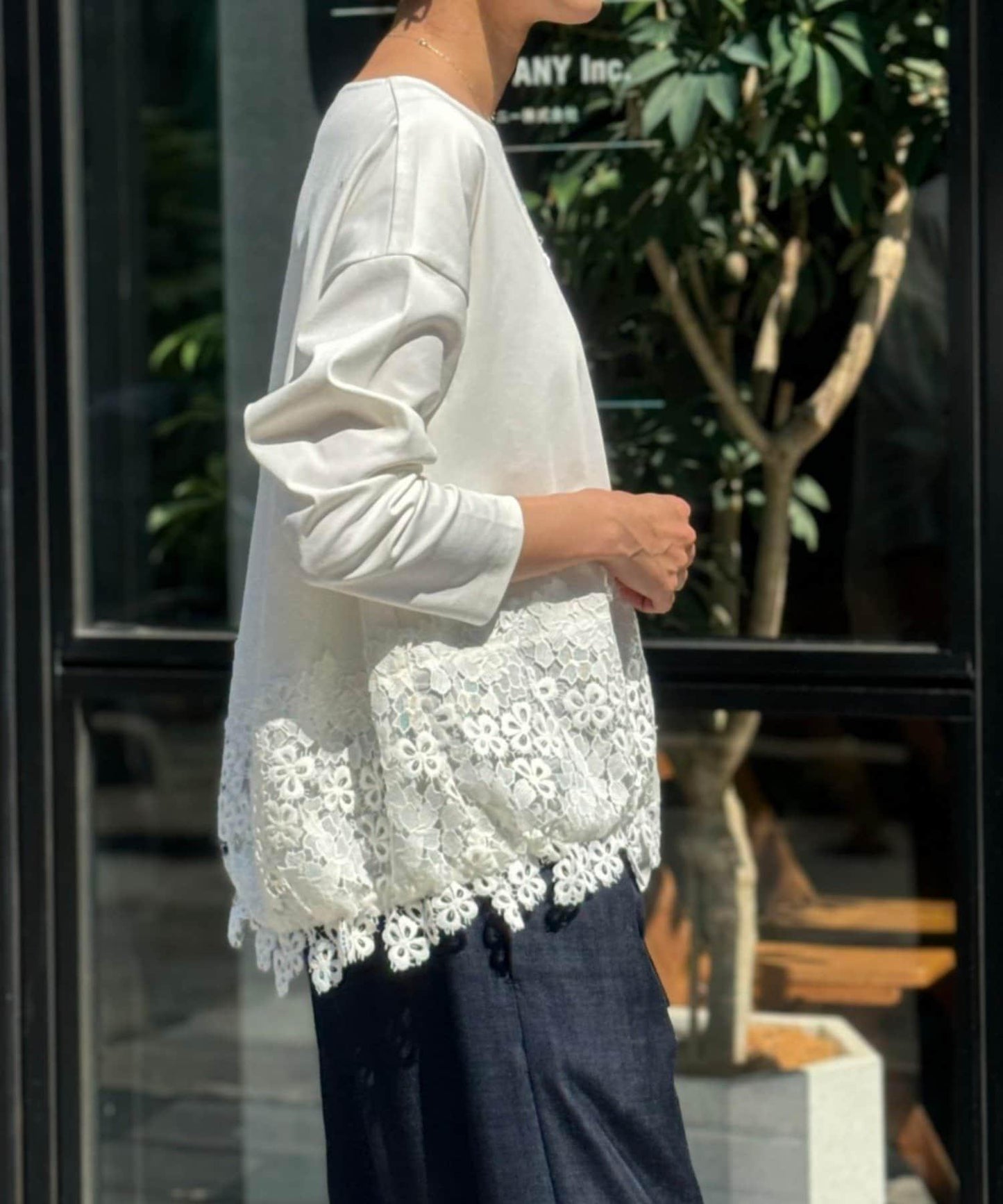 下襬蕾絲修身T恤