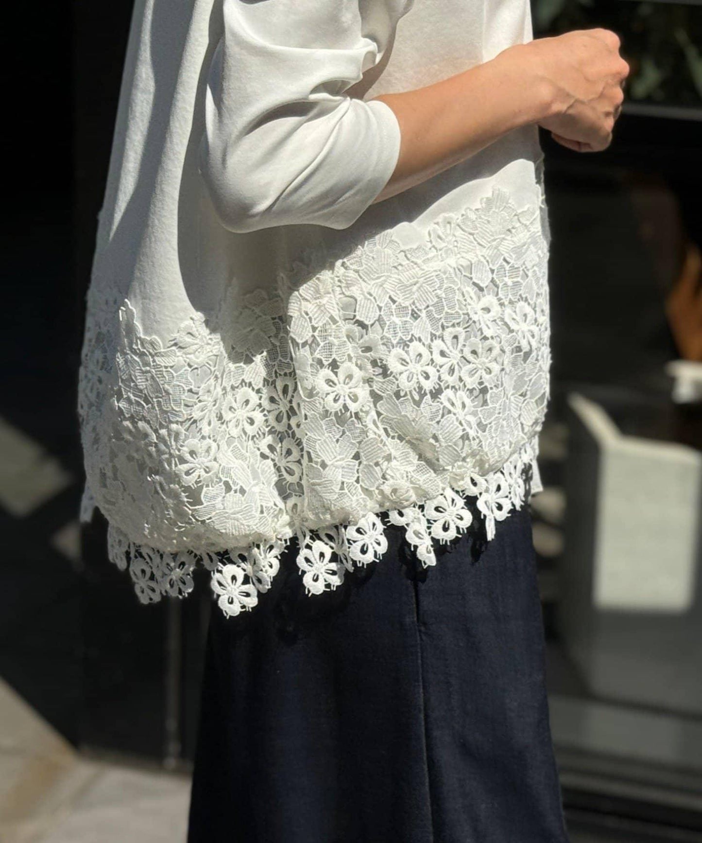 下襬蕾絲修身T恤