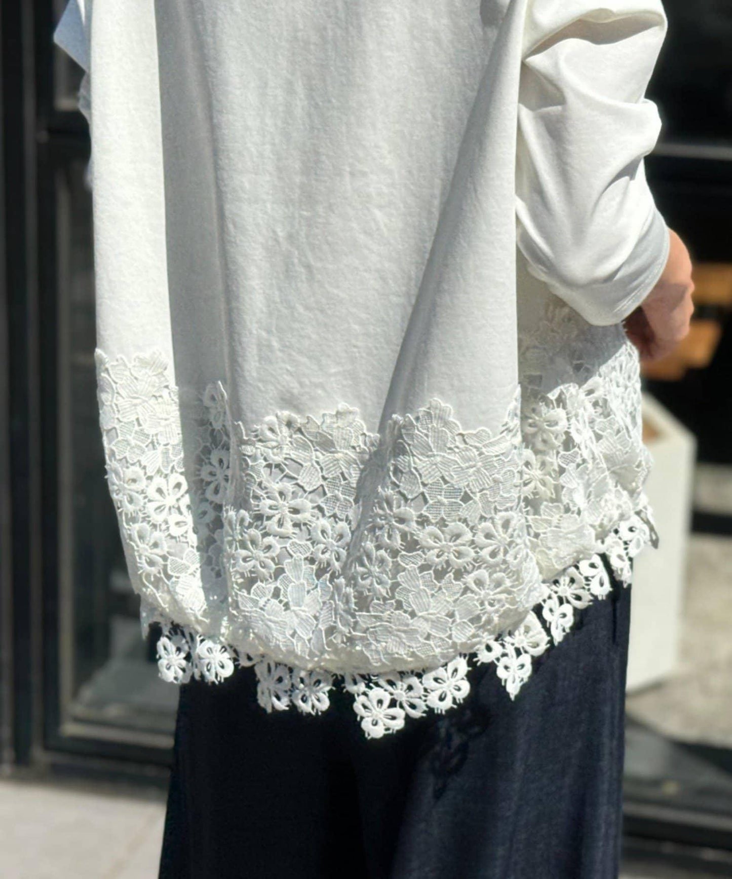 下襬蕾絲修身T恤