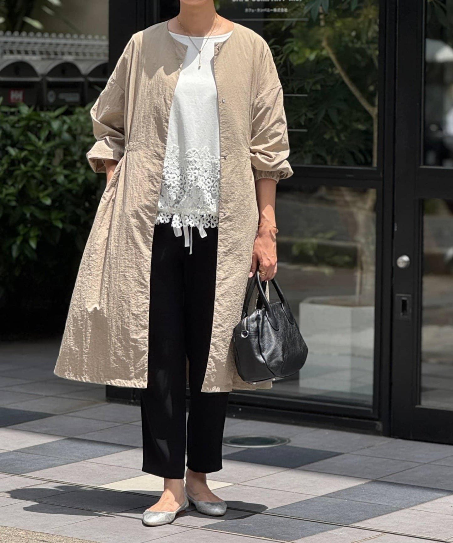 下襬蕾絲修身T恤