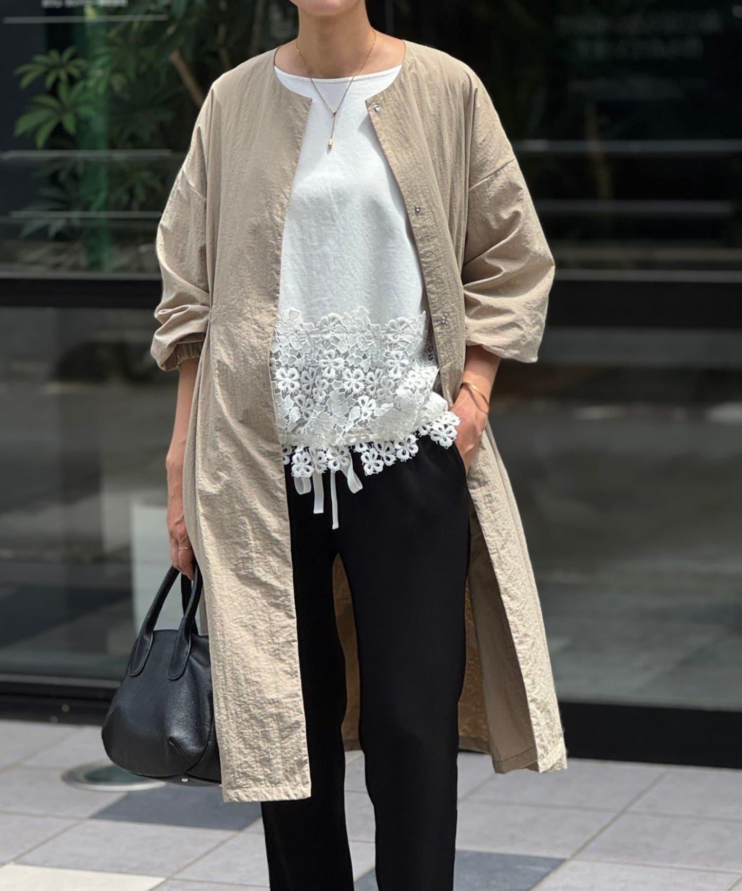 下襬蕾絲修身T恤