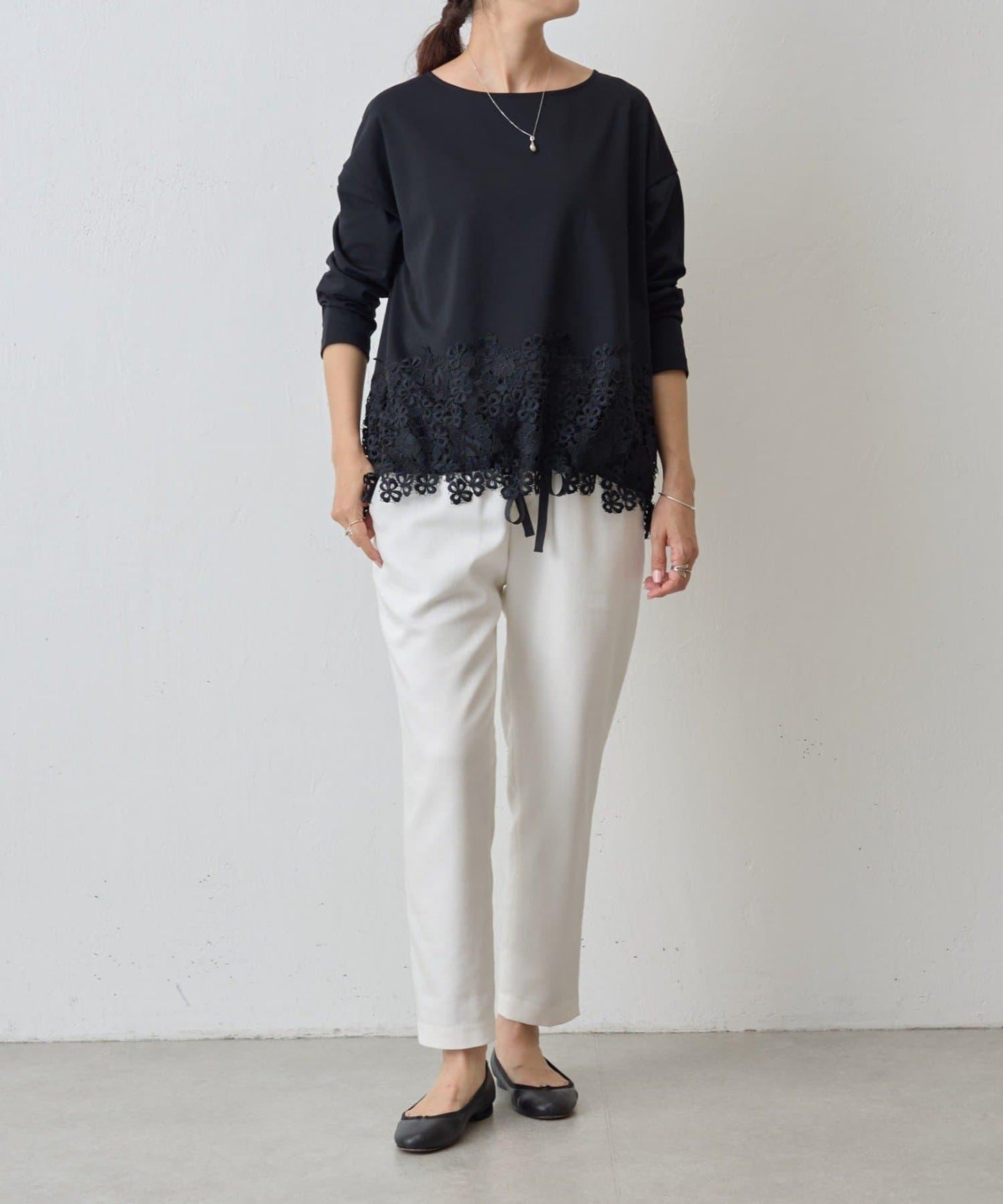 下襬蕾絲修身T恤