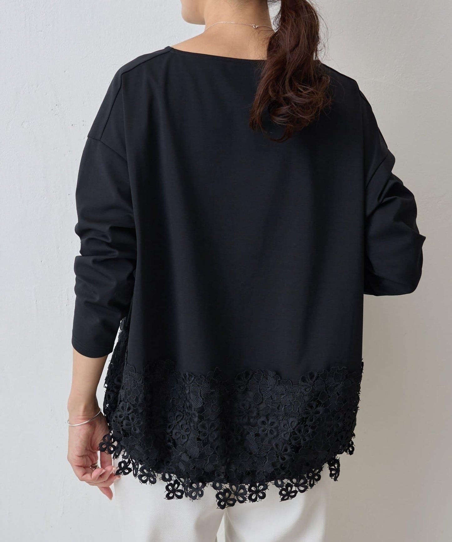 下襬蕾絲修身T恤