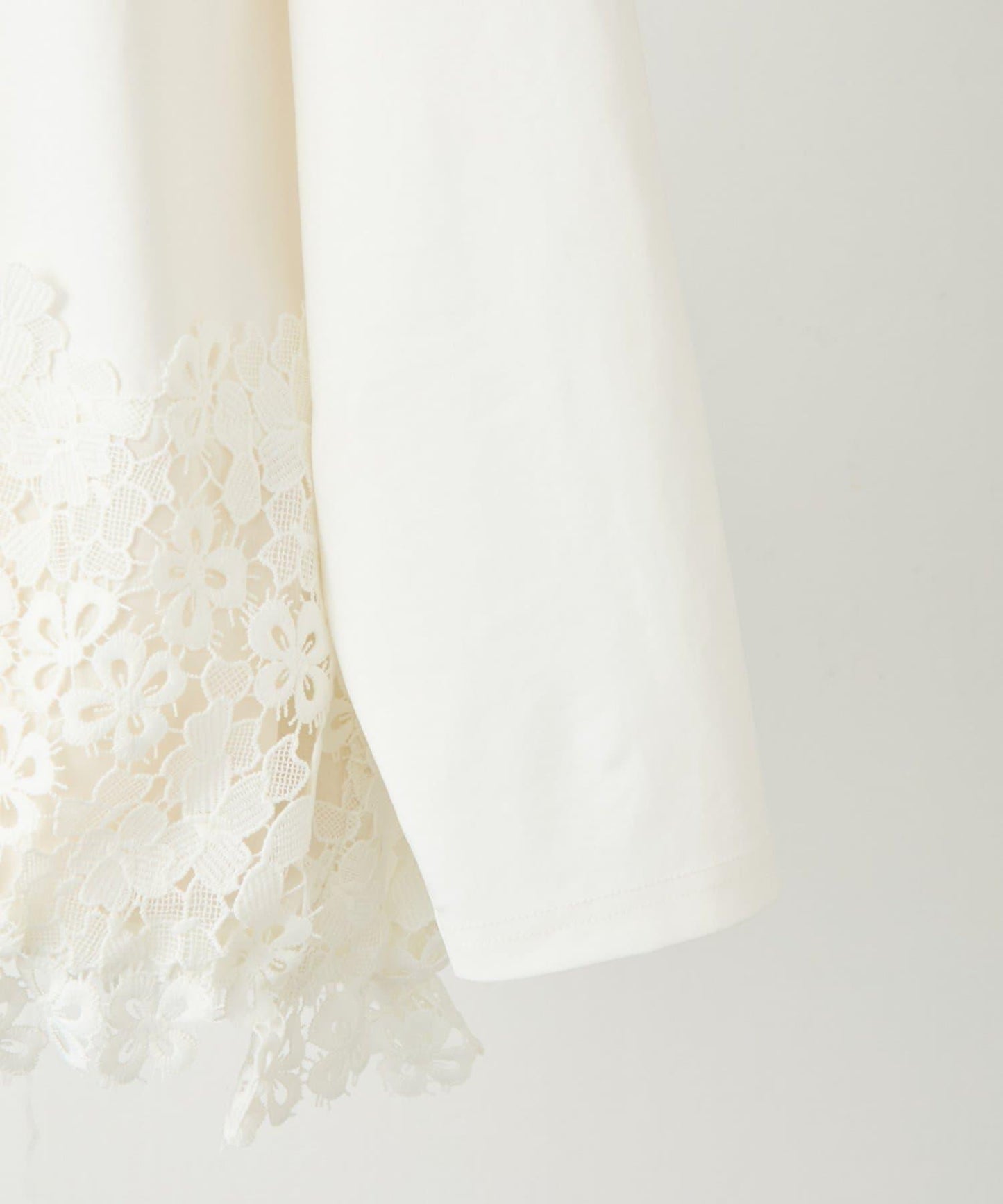 下襬蕾絲修身T恤