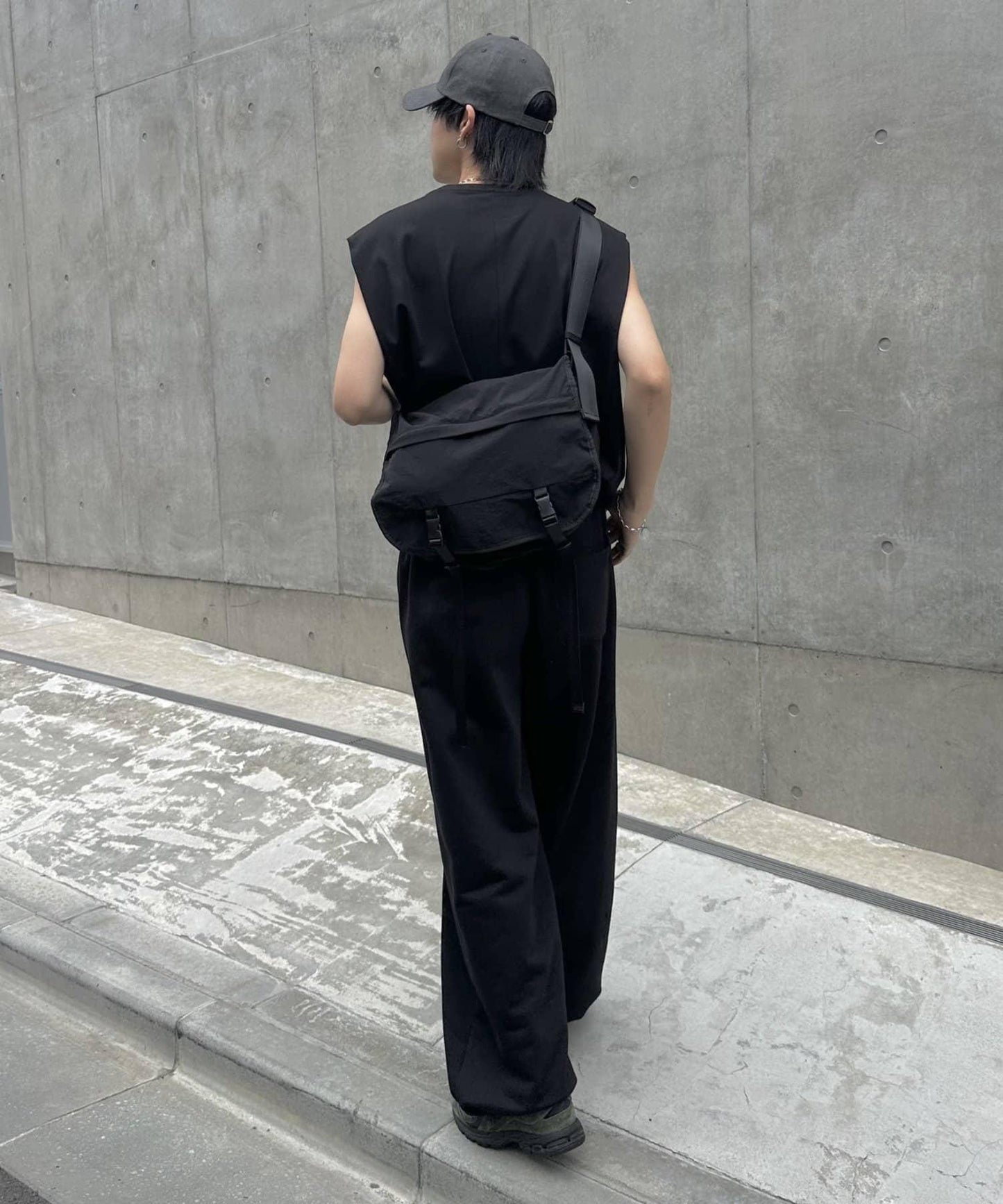 【男女通用/輕量380克】防水軟尼龍信使包