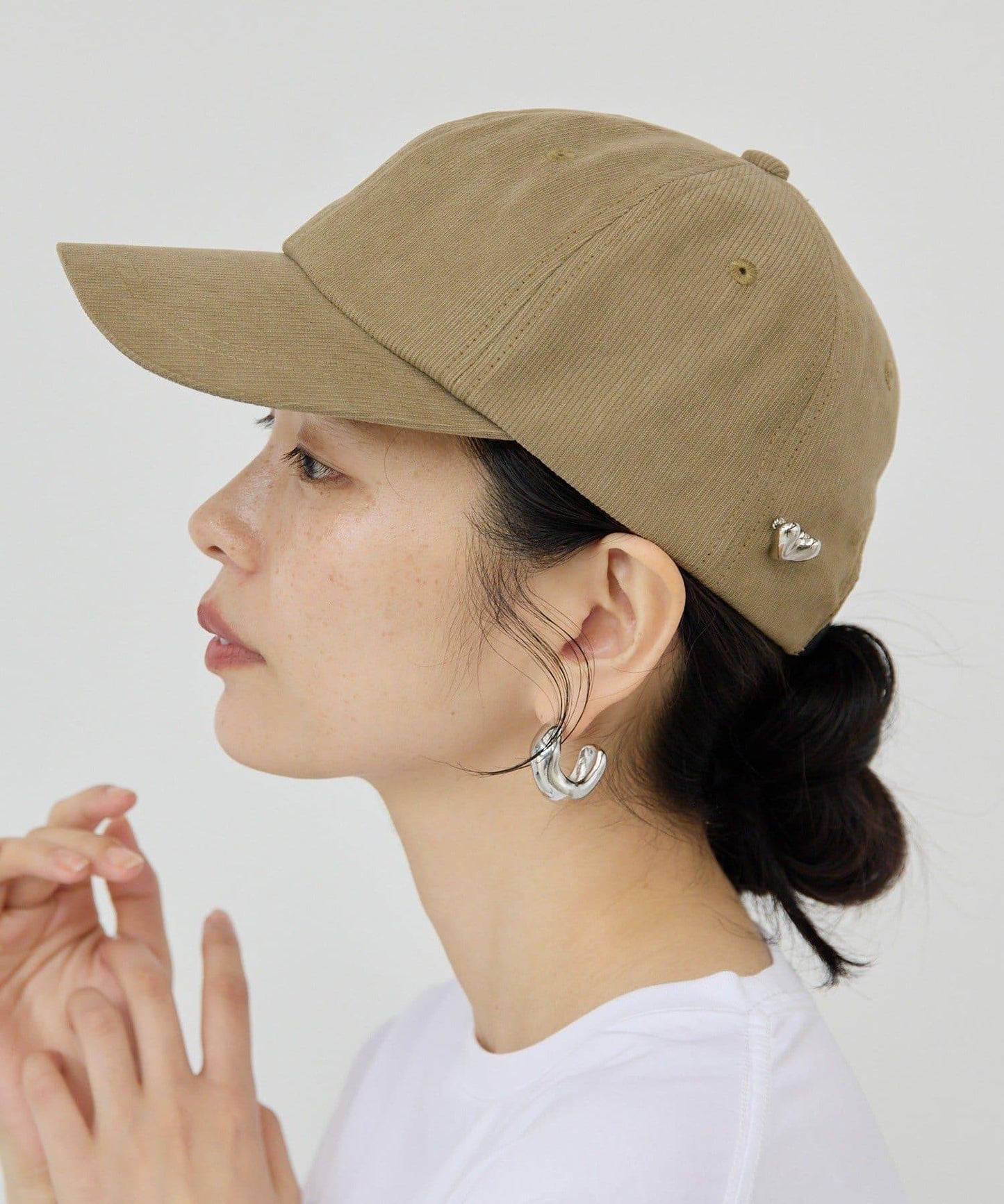 帶別針的帽子