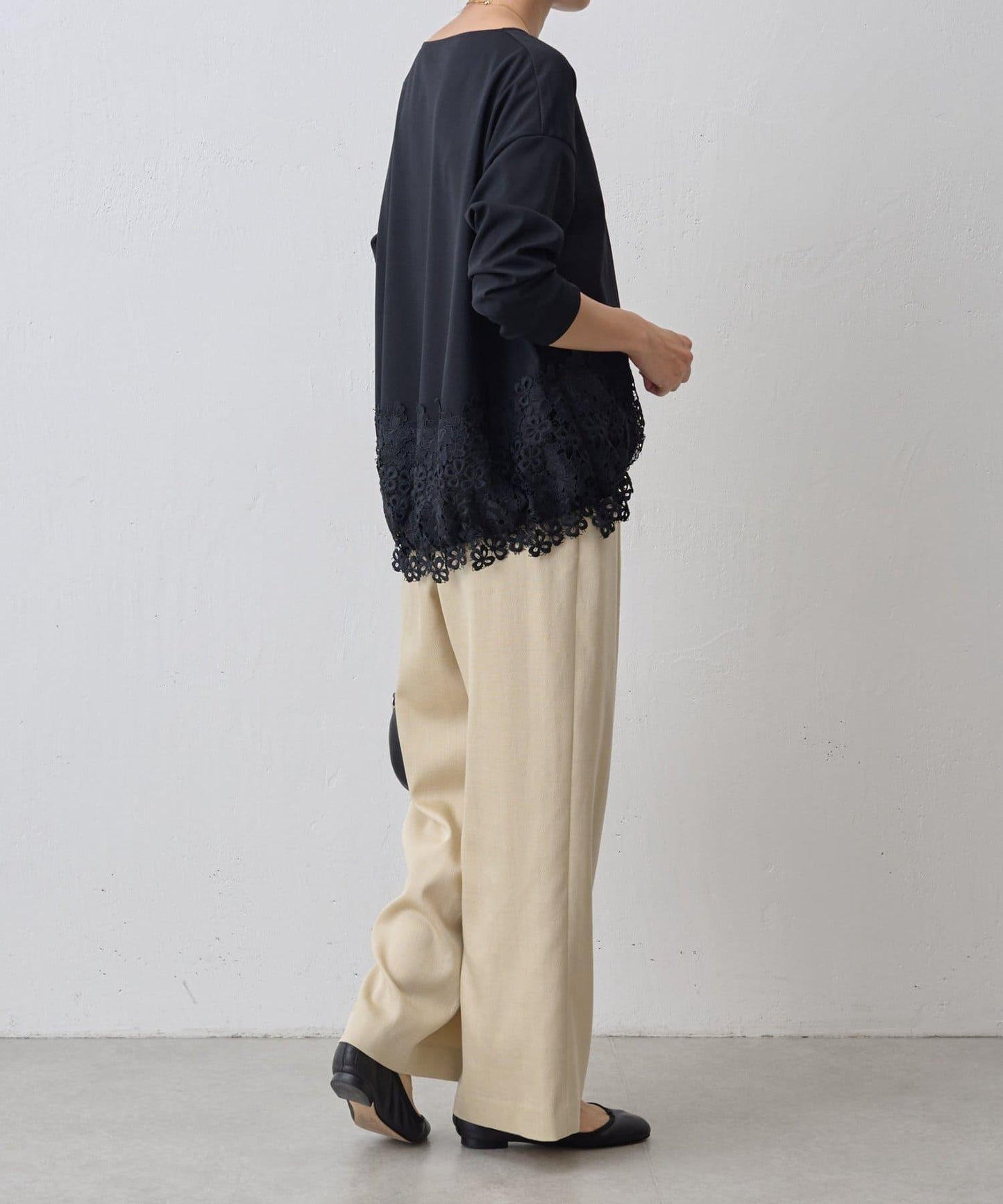 下襬蕾絲修身T恤