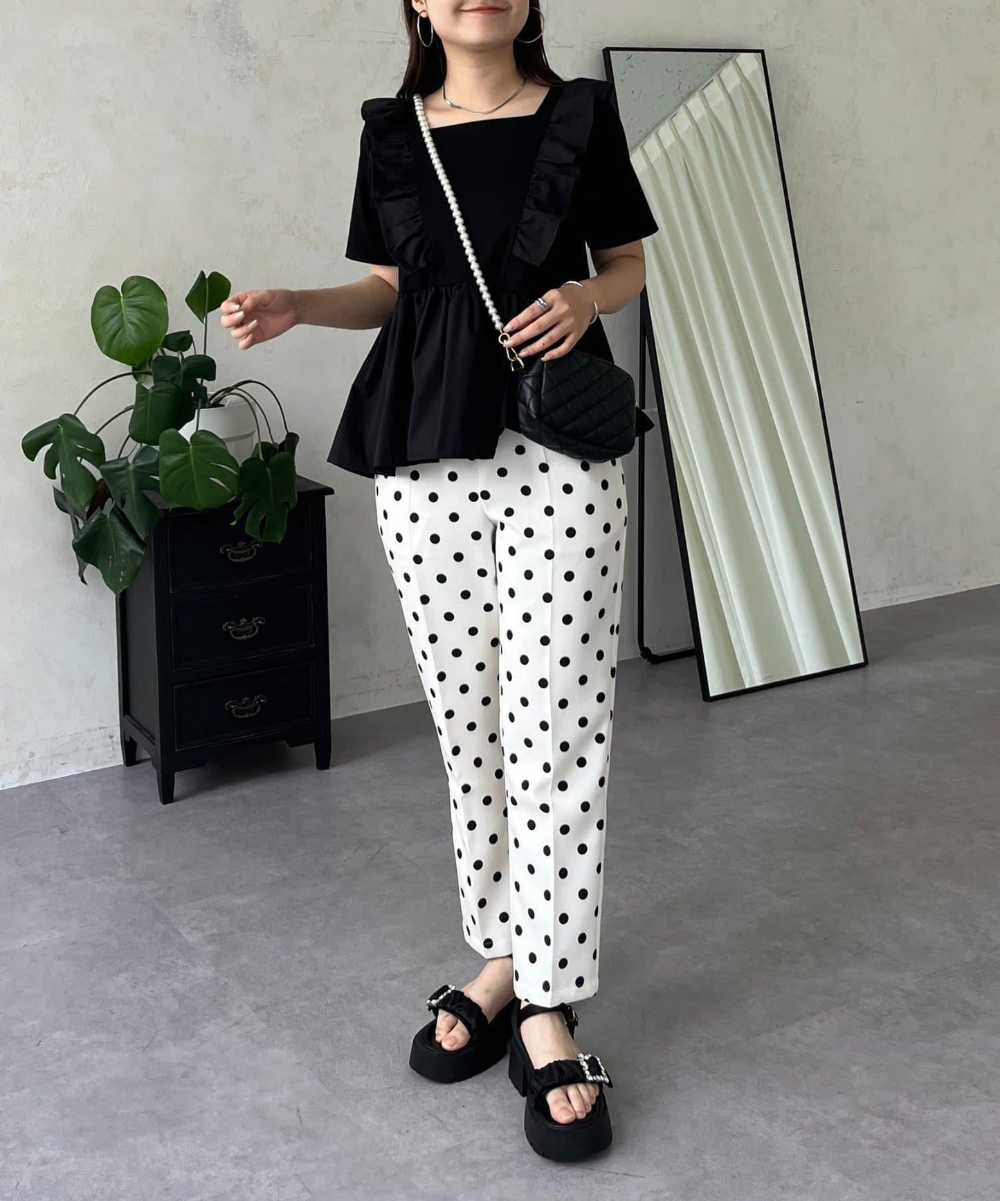 下襬不對稱荷葉邊T恤