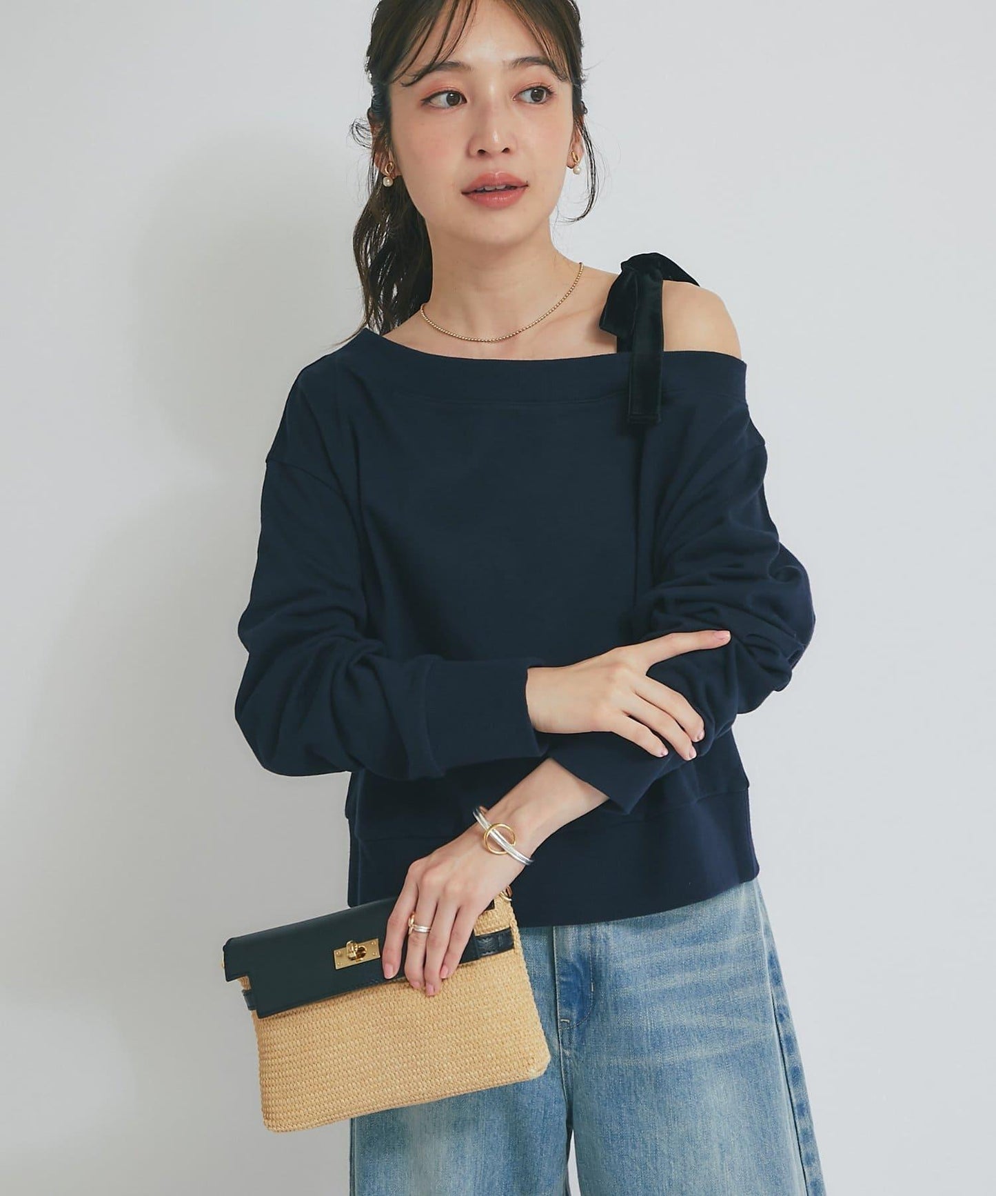 【成年女性】迷你絨面露肩蝴蝶結套頭衫